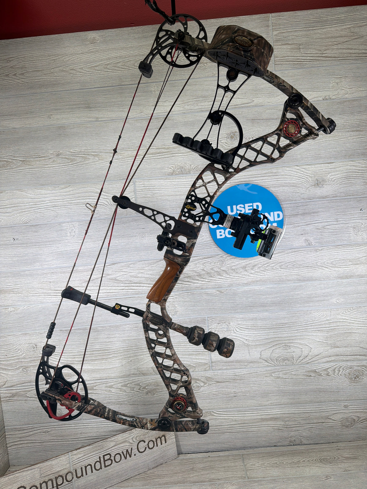 Used Mathews Z7 28" 70lb Right Hand Camo Bow pkg
