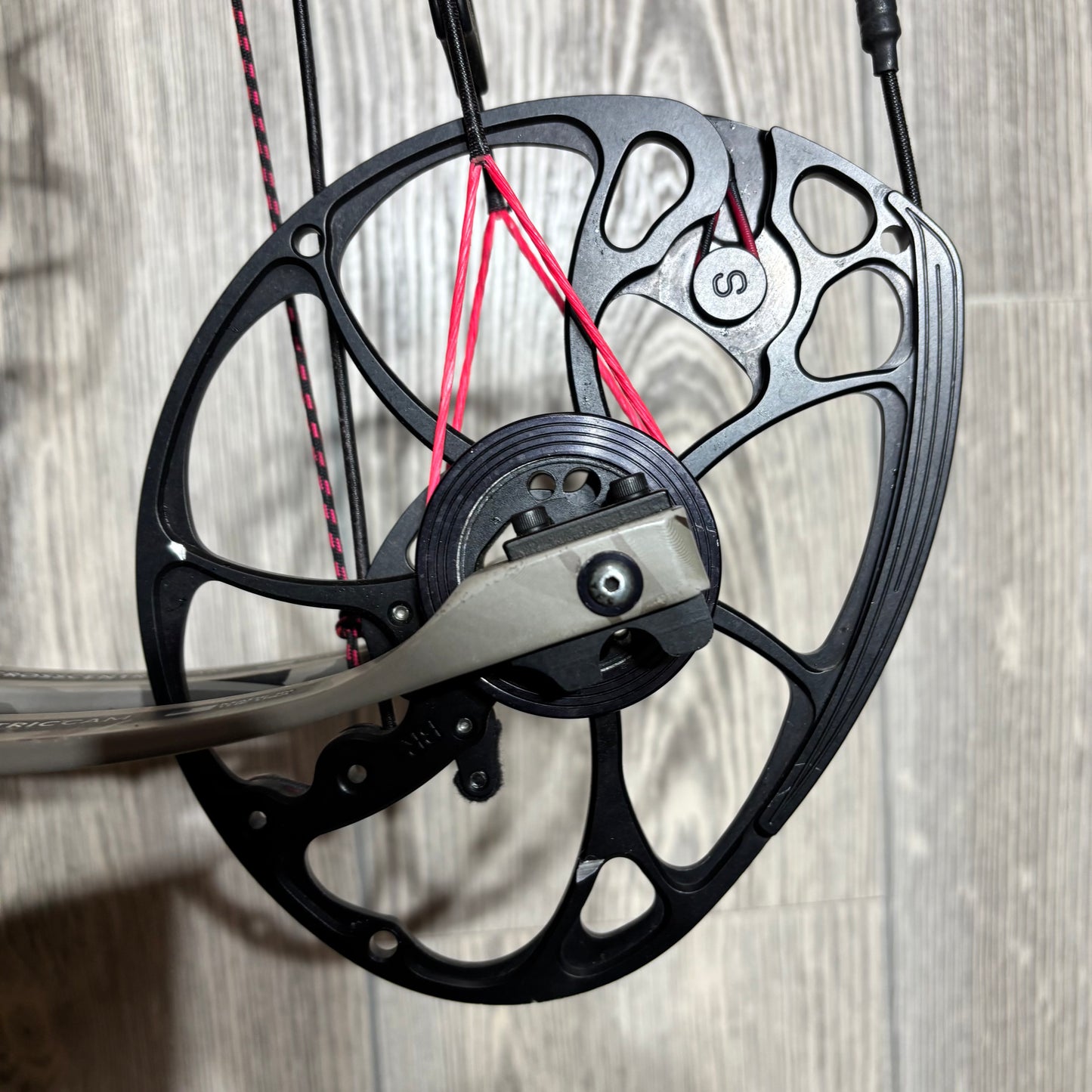 Used Mathews Vertix RH Under Armour Bow Package