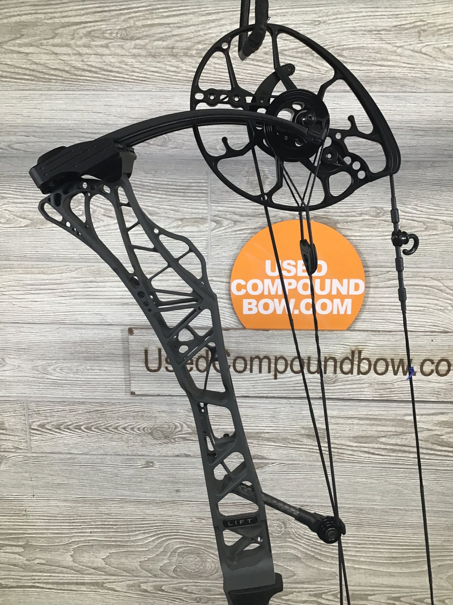 Used Mathews Lift X 29.5 Right Hand Shale Riser/Black Limbs 28/70