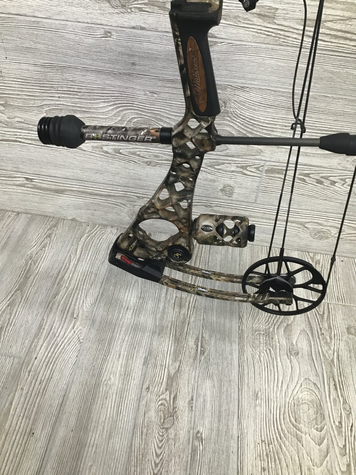 Used Mathews No Cam HTR  RH 27" 70lbs Camo PKG