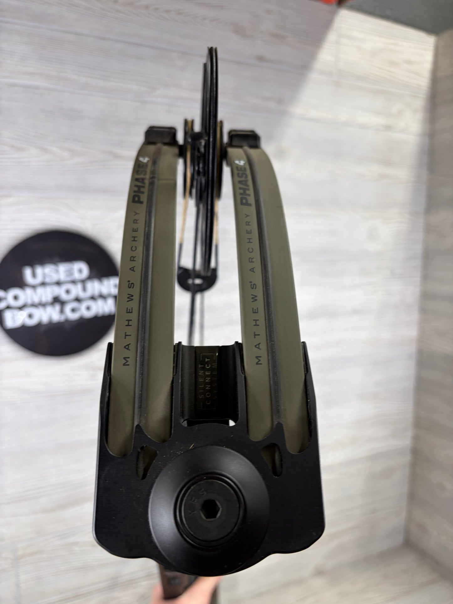 Mathews Phase 4 33 Black riser/Ambush limbs 31.5" 70lb Right Hand