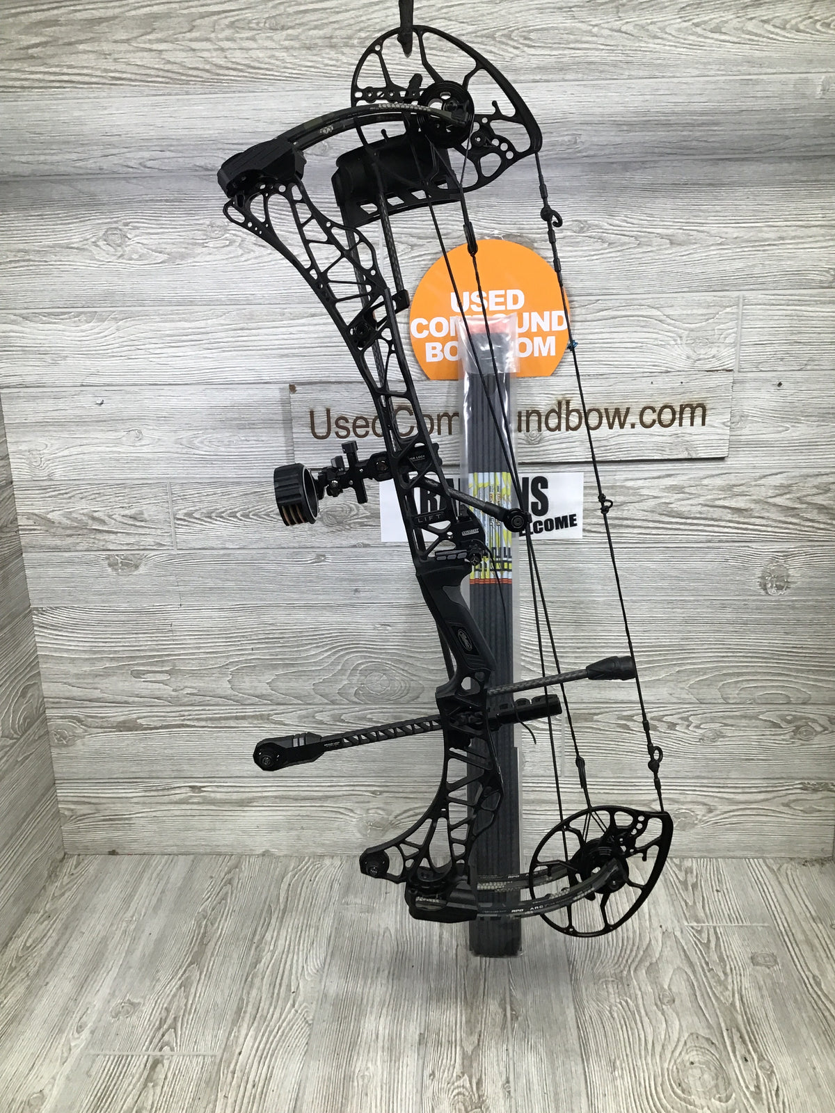 Used Mathews Lift X 29.5 Right Hand Black Riser/ Kuiu limbs 29.5/70 LOADED Pkg
