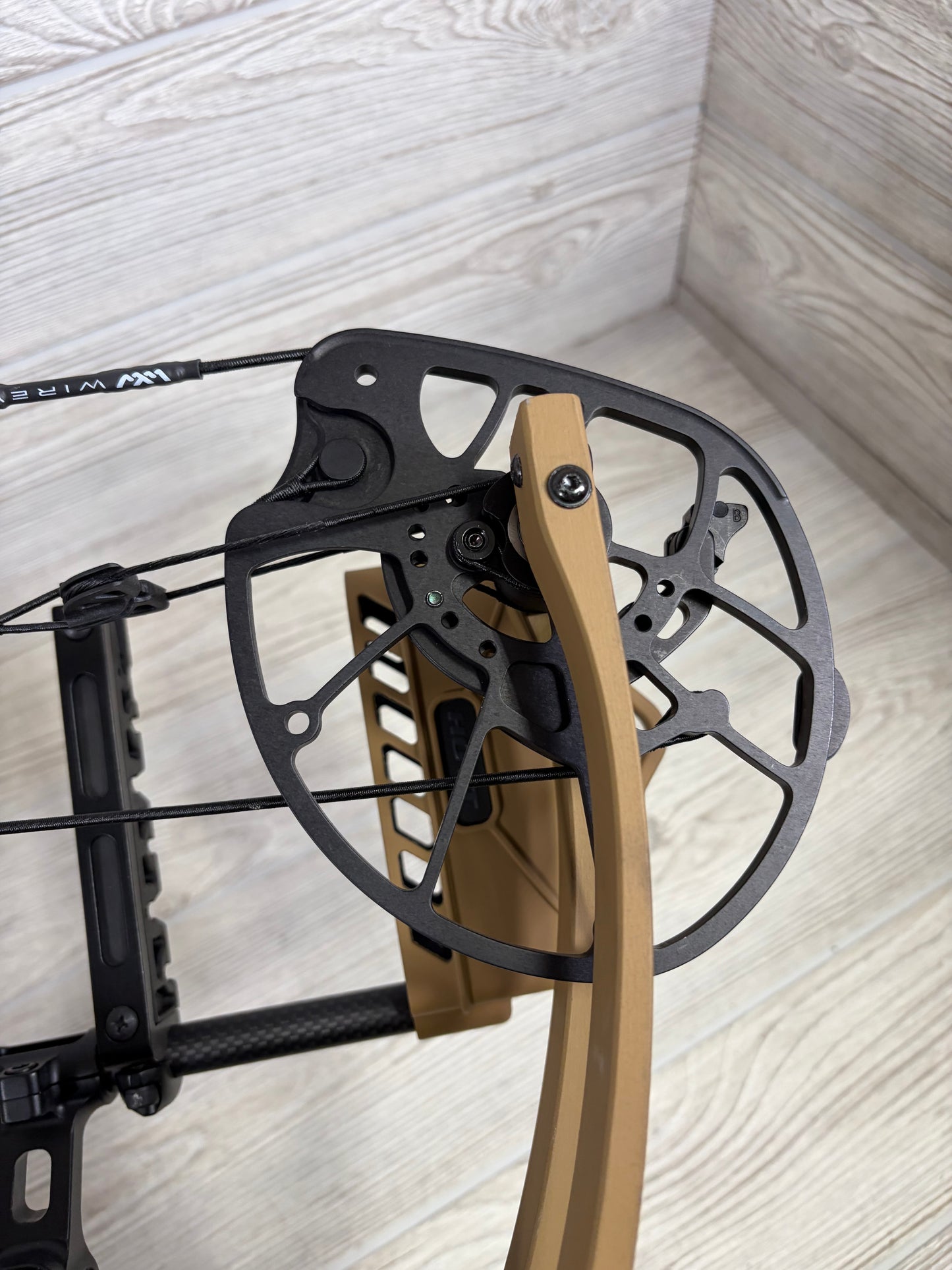 Hoyt RX-9 Left Handed 60-70# Bourbon with Accessories