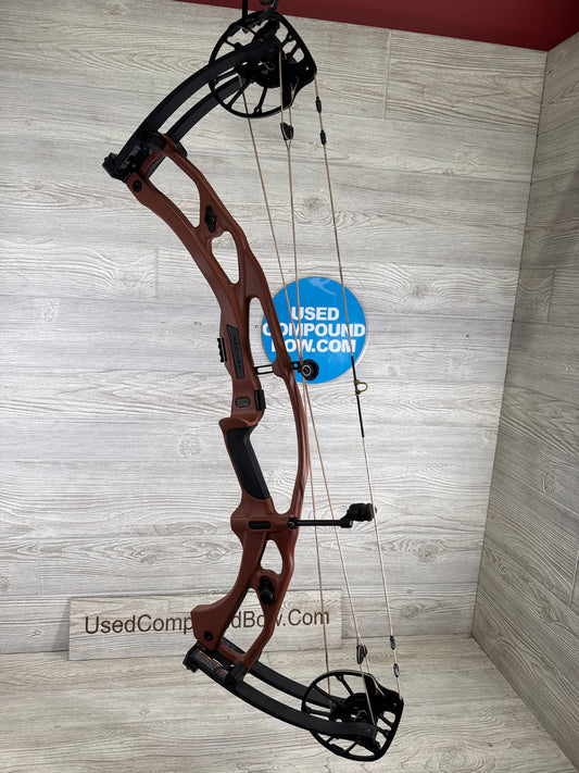Used Hoyt RX-10 Ultra RH Georgia Clay with Black Topo Limbs 60-70#