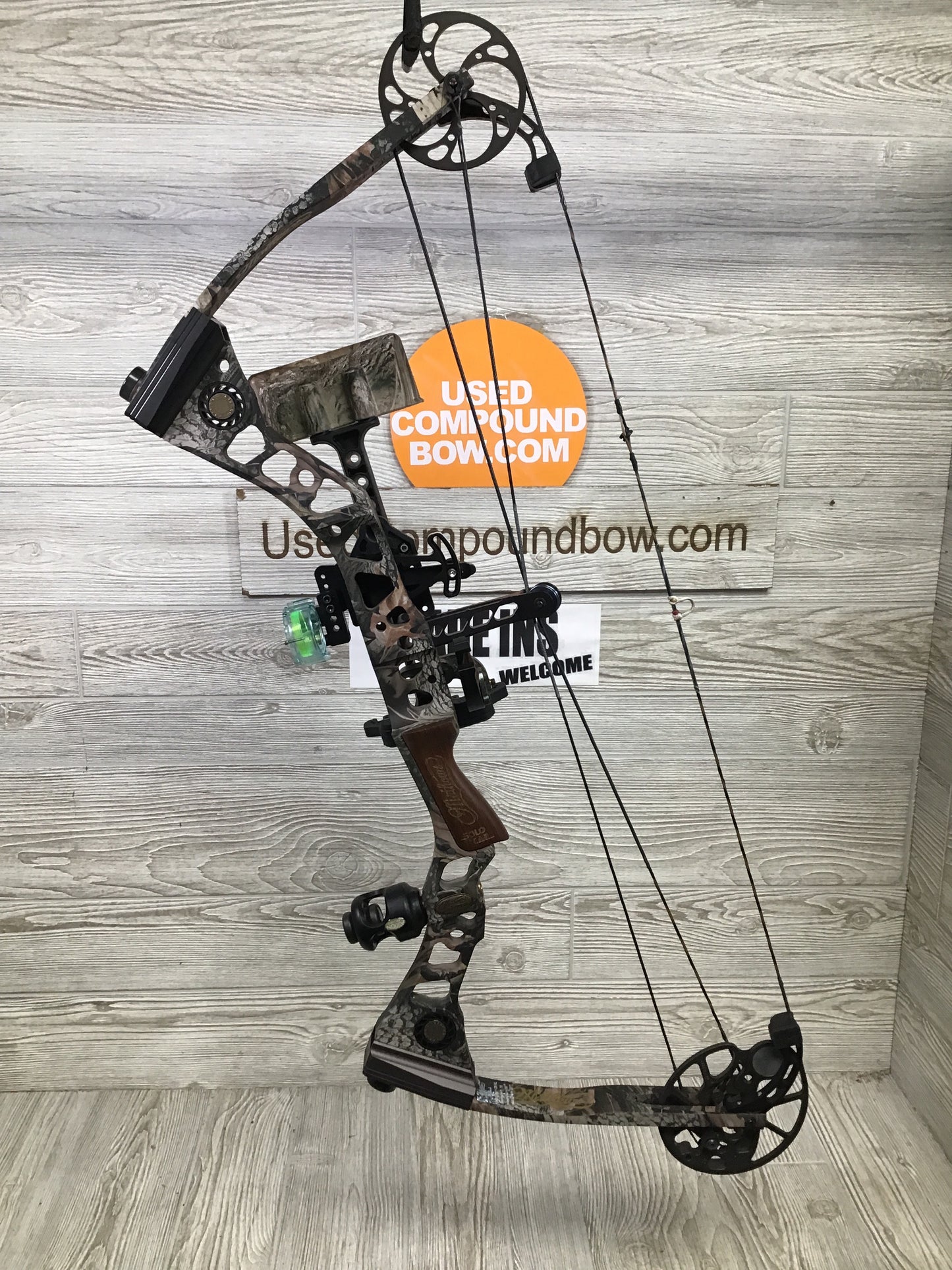 Mathews Outback 29" 60-70lb Right Handed Bow package Excellent shape