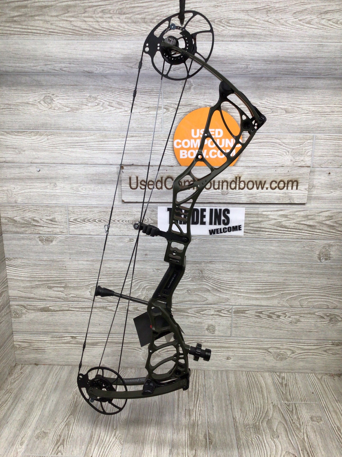 Bowtech Alliance 33 Right Handed 60-70# OD Green