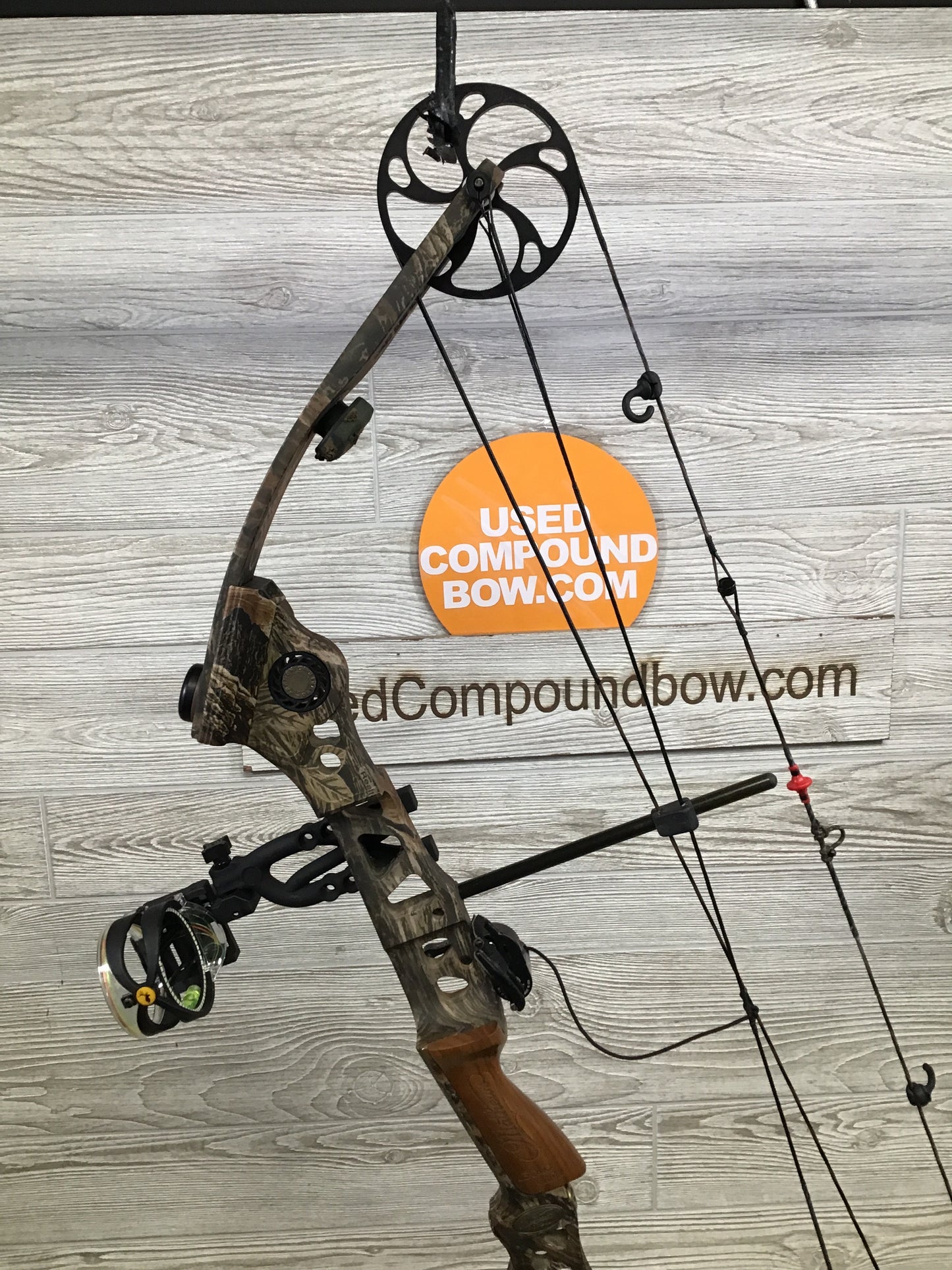 Used Mathews SQ2 Right Handed 28" 70lb Realtree package