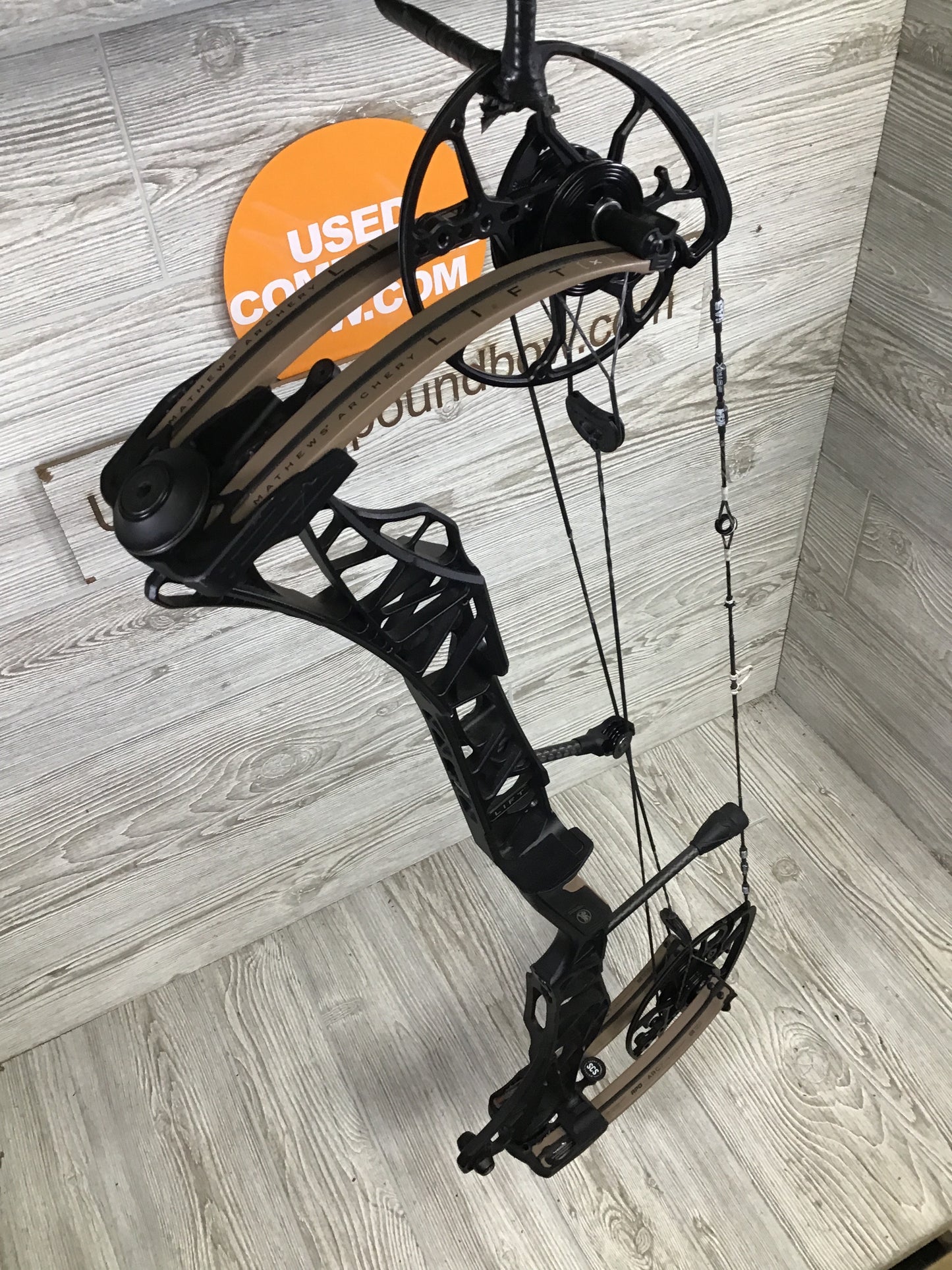 Used Mathews Lift X 29.5 Black W/ Earth Limbs 28.5/70