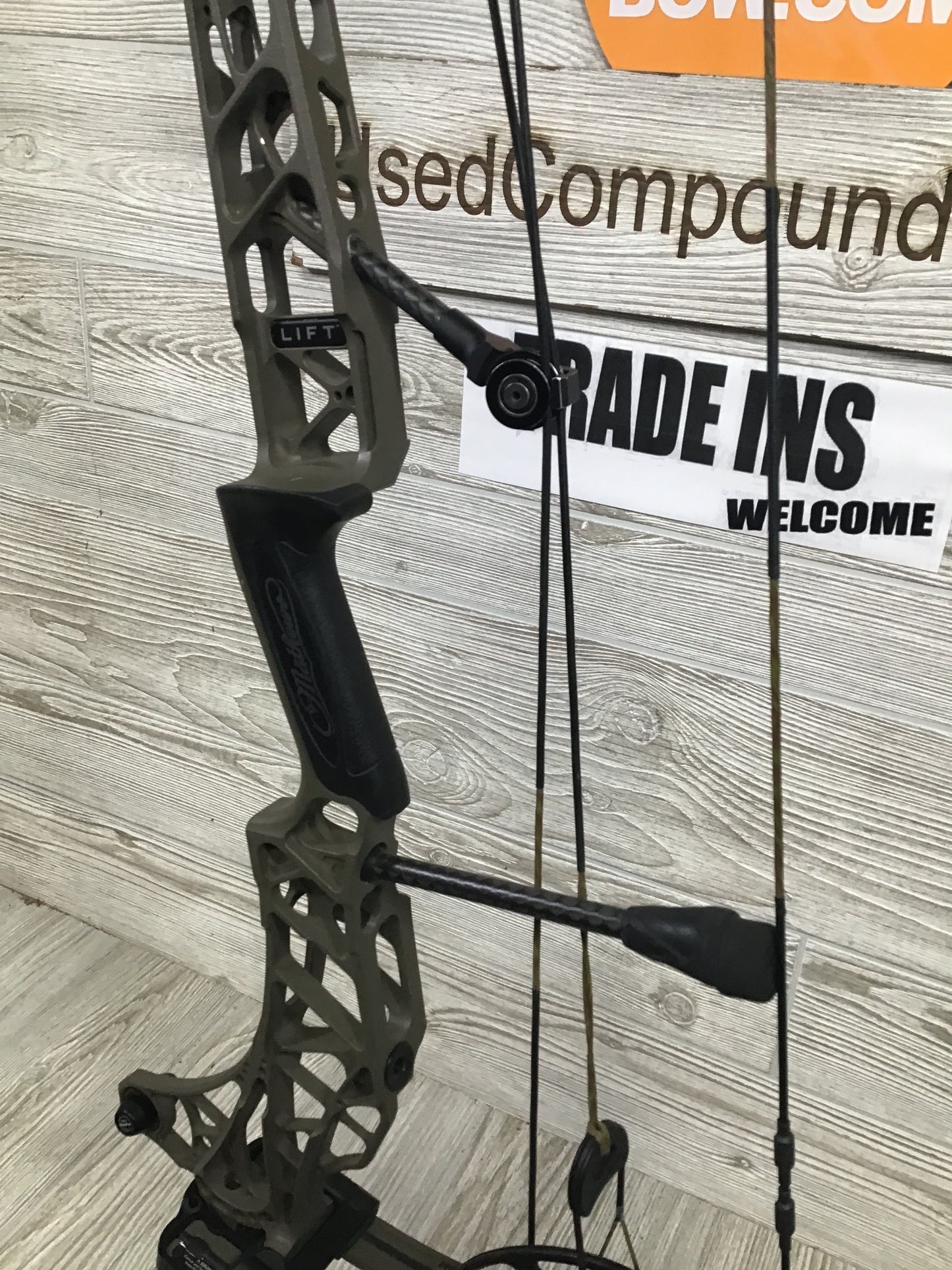 Mathews Lift 29.5 Right Handed Green Ambush (NEW STRING)