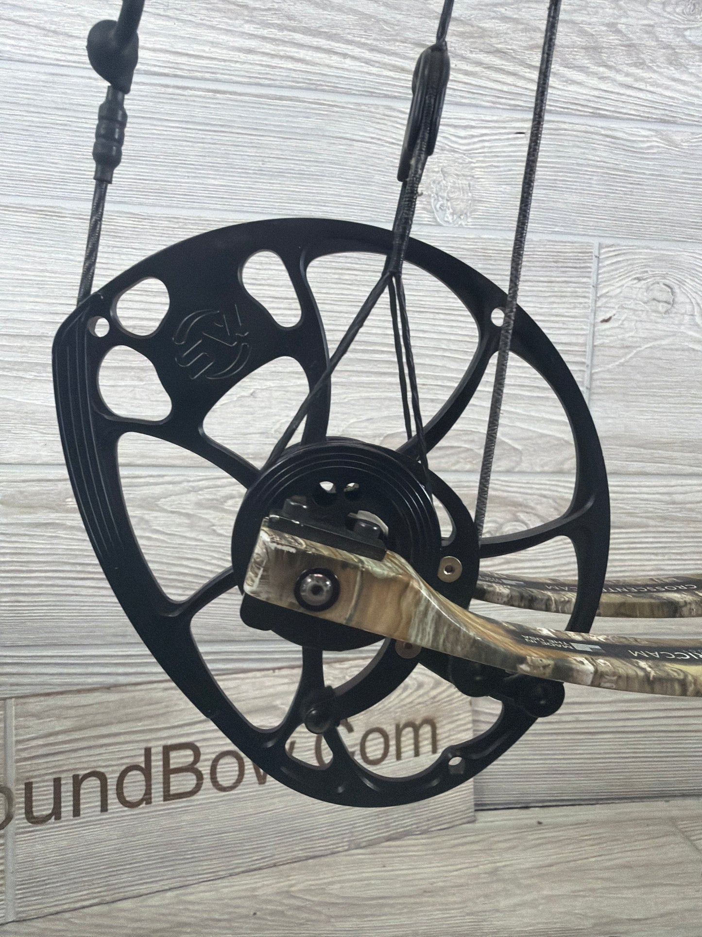 Used Mathews Vertix 28" 70lb Realtree Edge Right Hand Bow Pkg