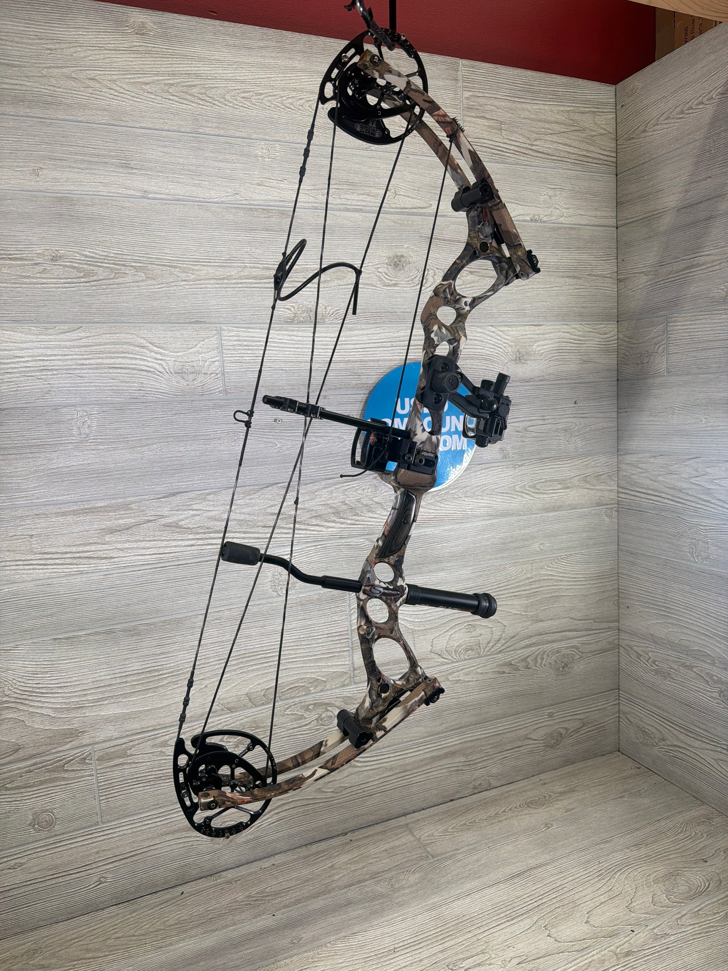 Used Strother Wrath SHO 28" 70lb Right Hand Camo Bow Pkg