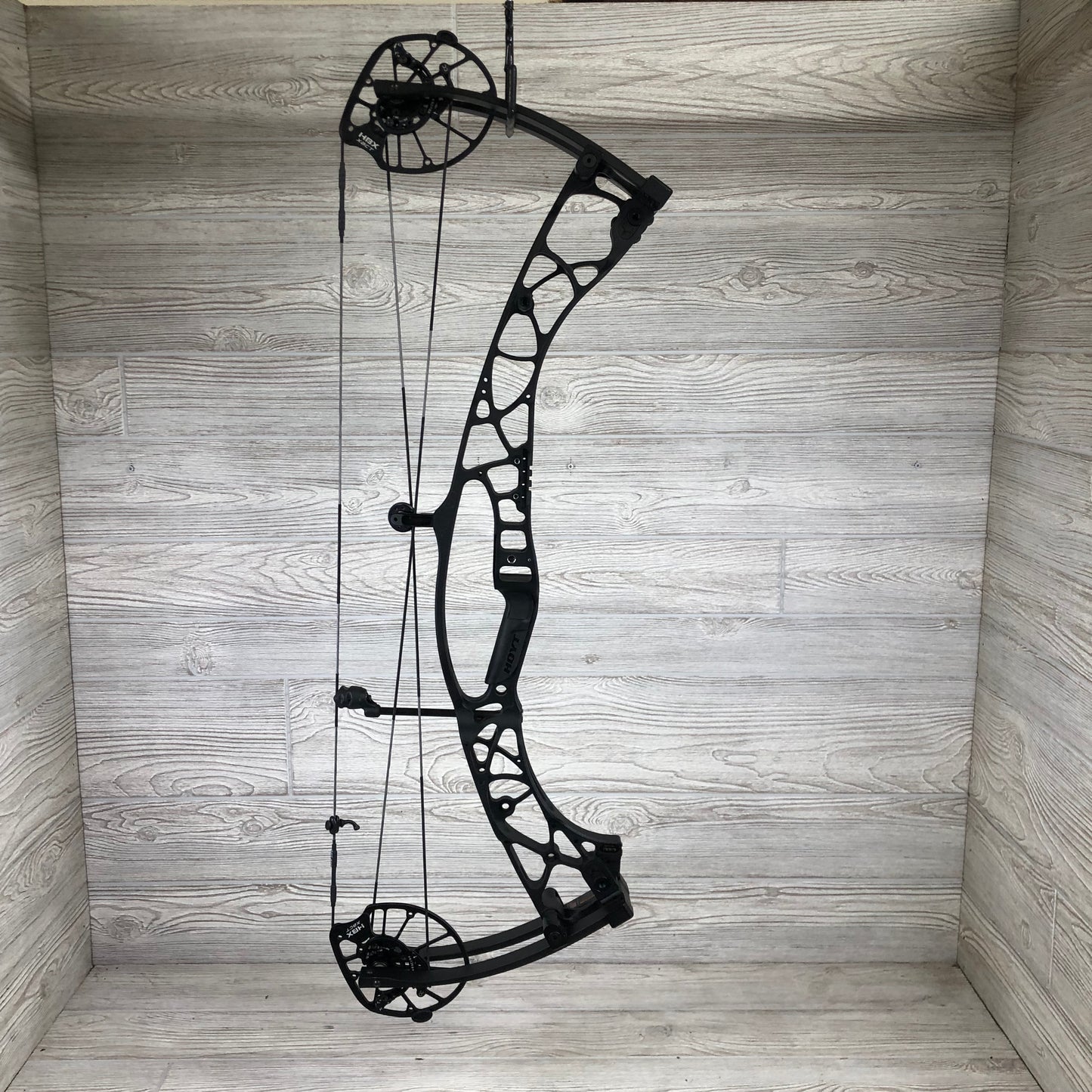 Used Hoyt Alpha X 33 Black 60-70# 26-31" Right Handed