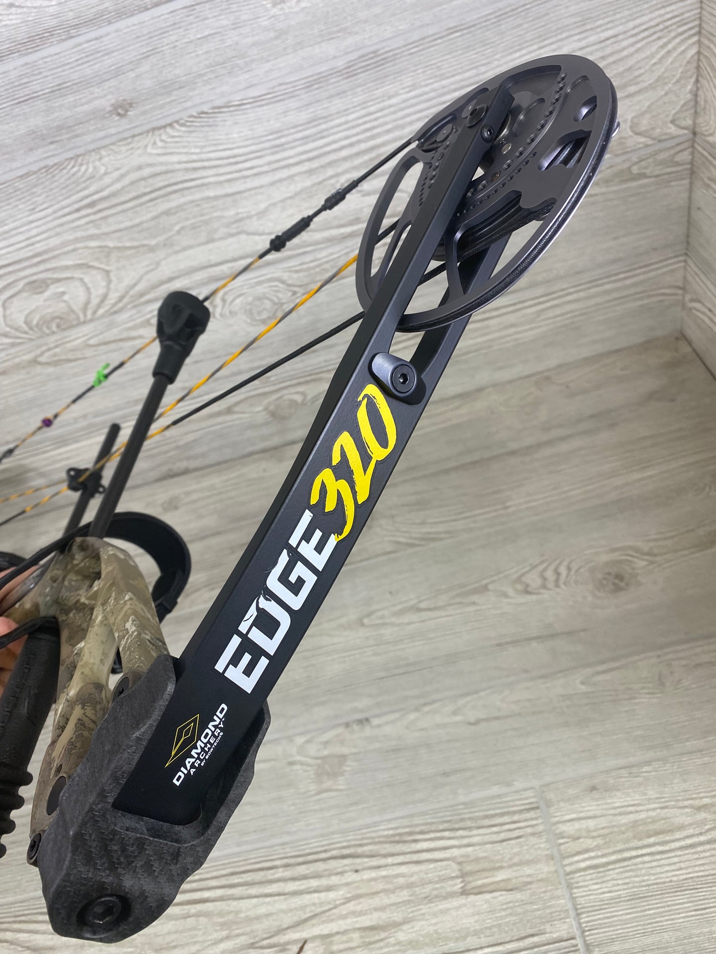 Diamond Edge 320 RH Bow Package