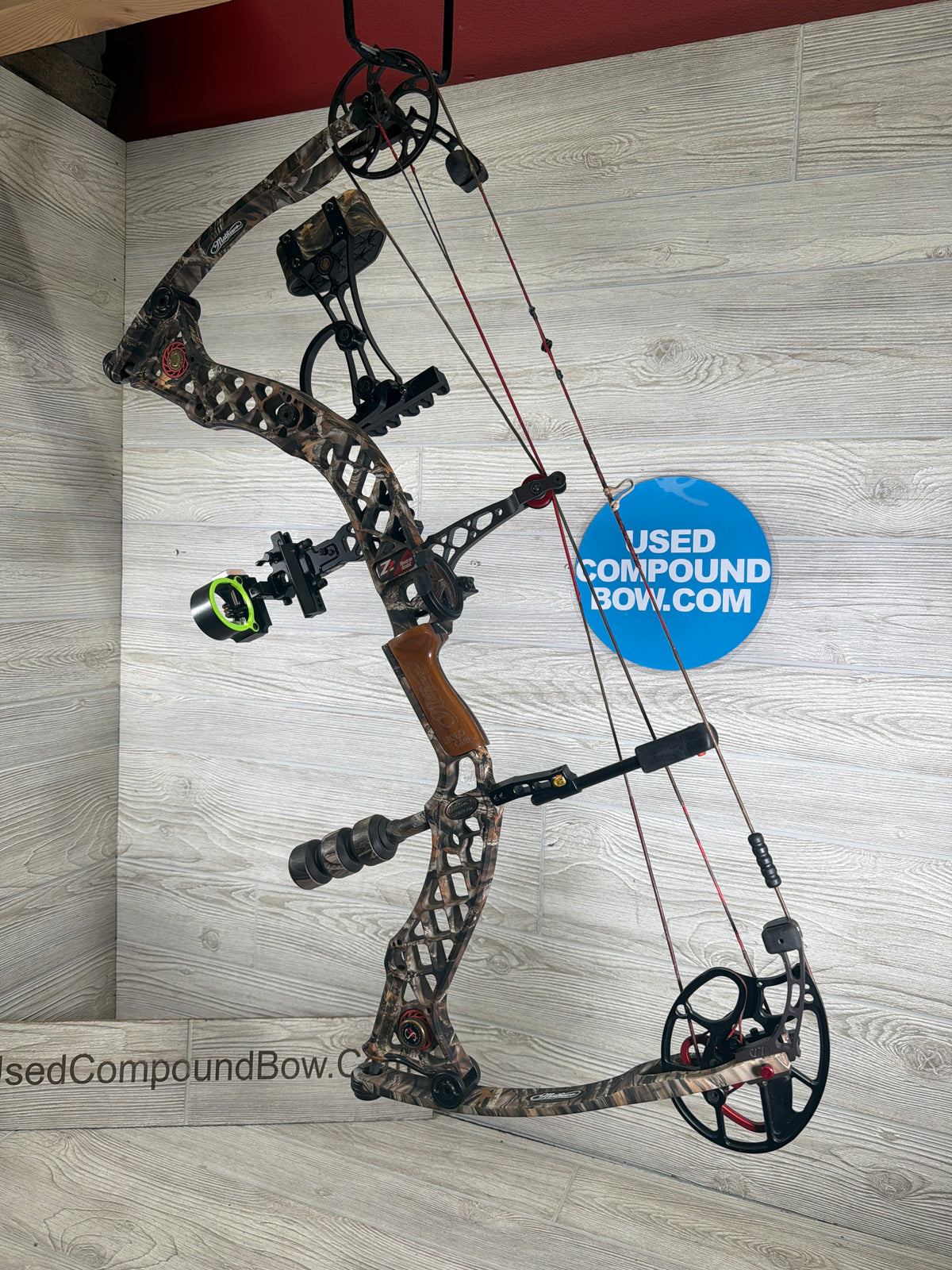 Used Mathews Z7 28" 70lb Right Hand Camo Bow pkg