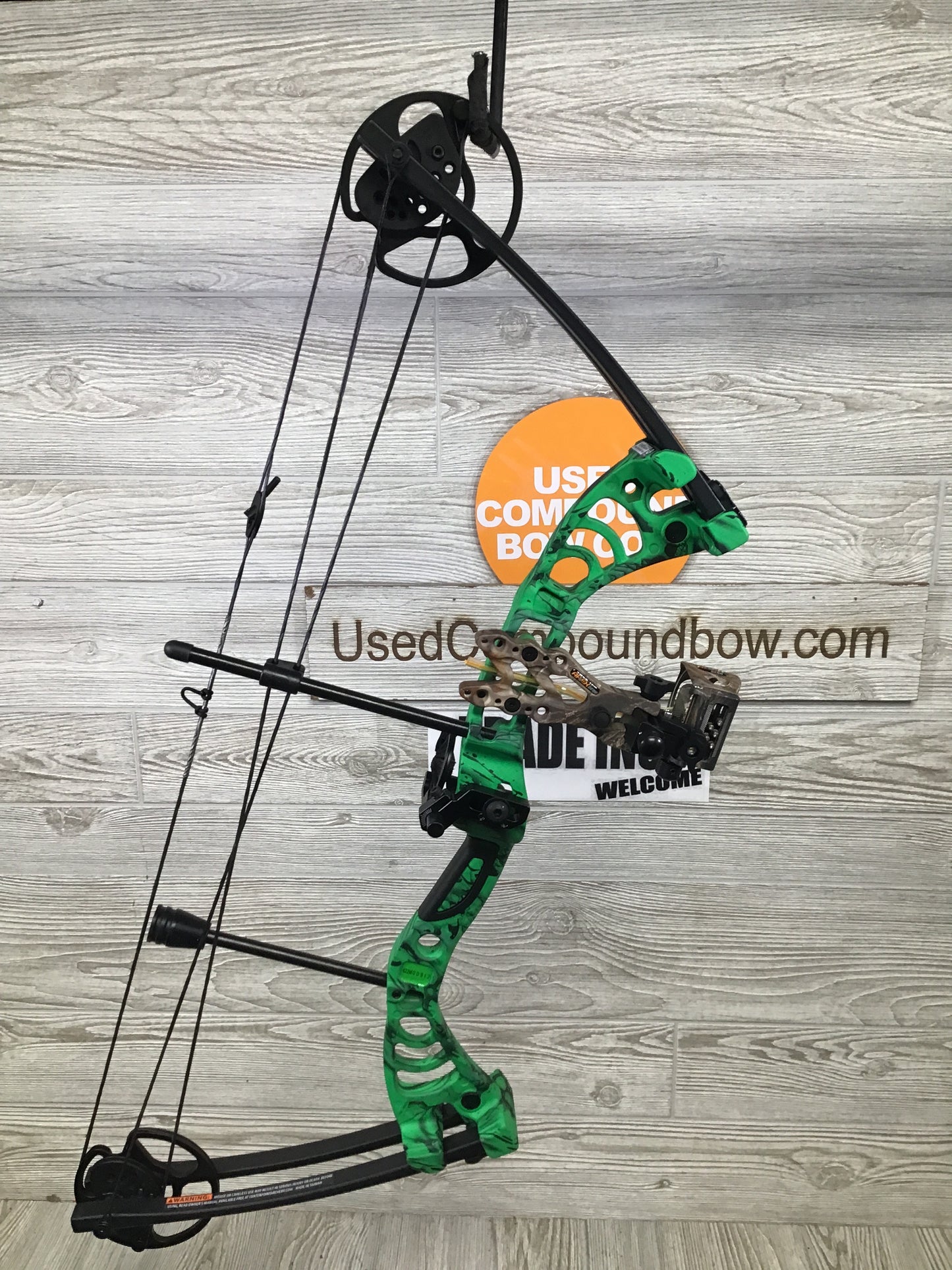 NEW Centerpoint Typhon Right handed Hunting bow 15-55lbs 19-29"