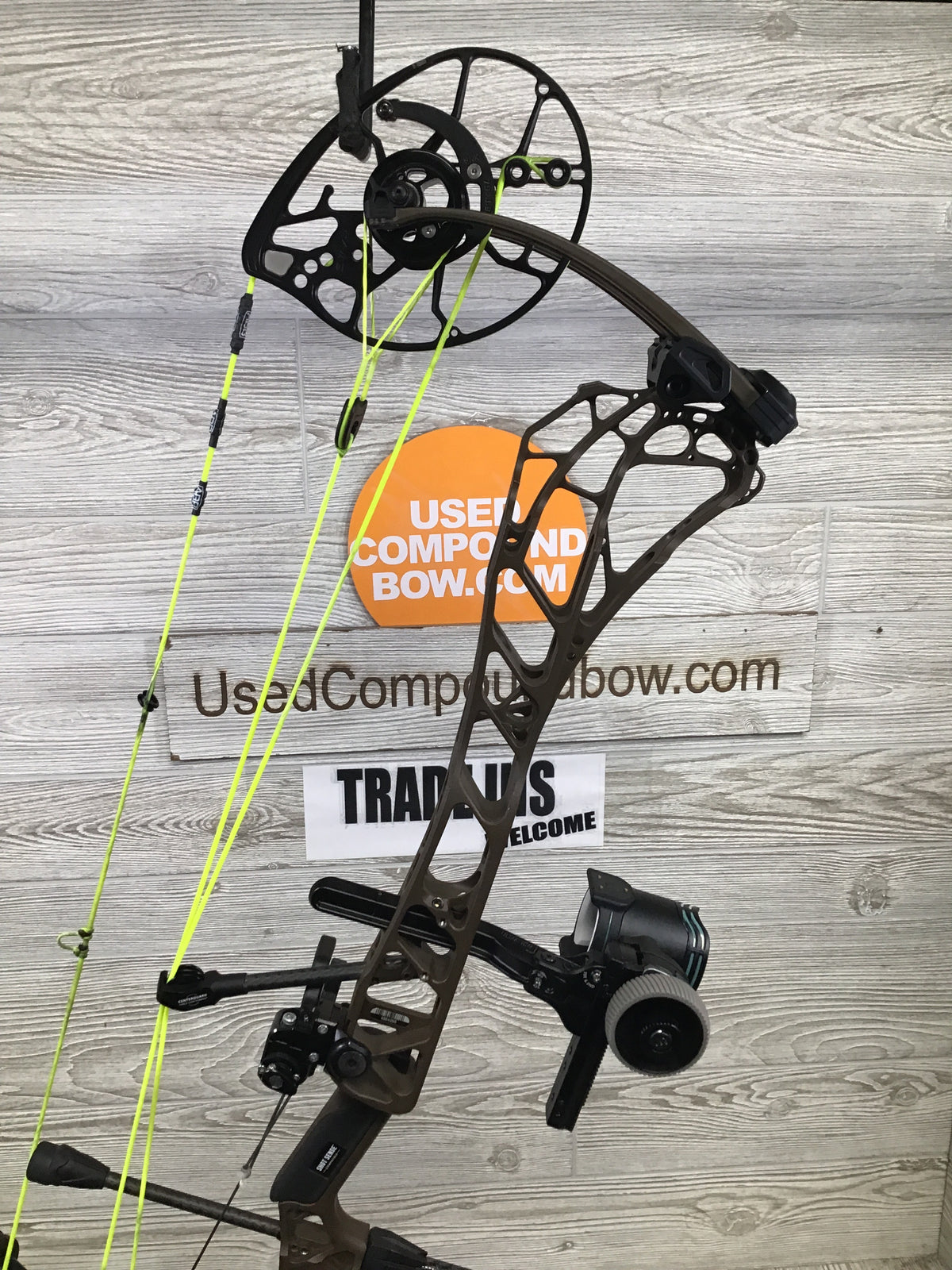 Used Mathews ARC 34 Right Handed Kodiak 28"/70# LOADED PACKAGE