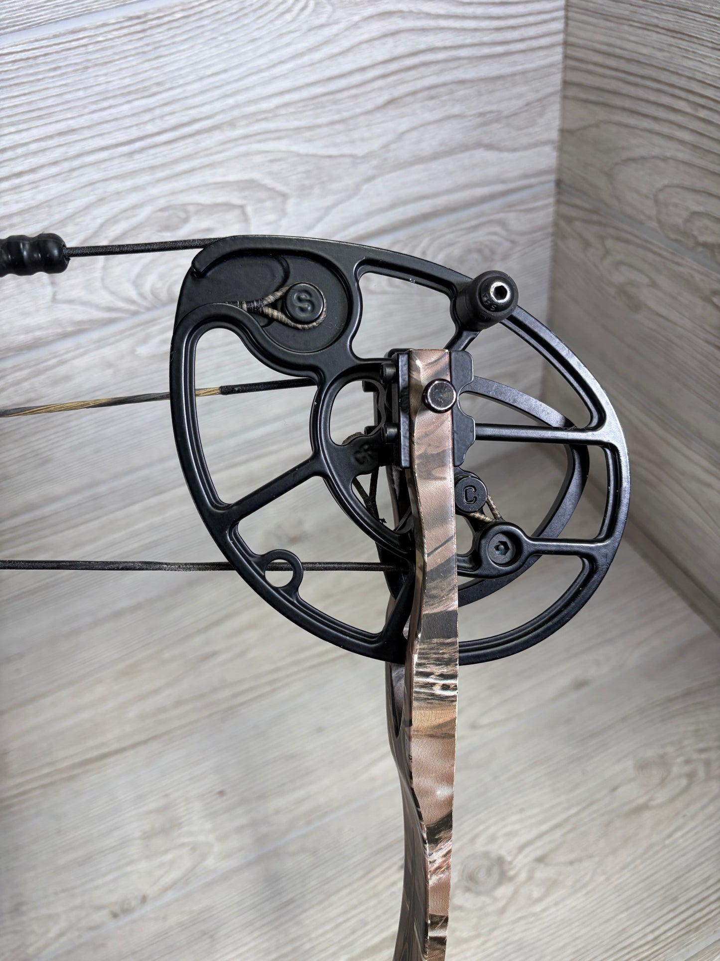 Used Mathews Helim 29" RH 40-50lbs Lost Camo