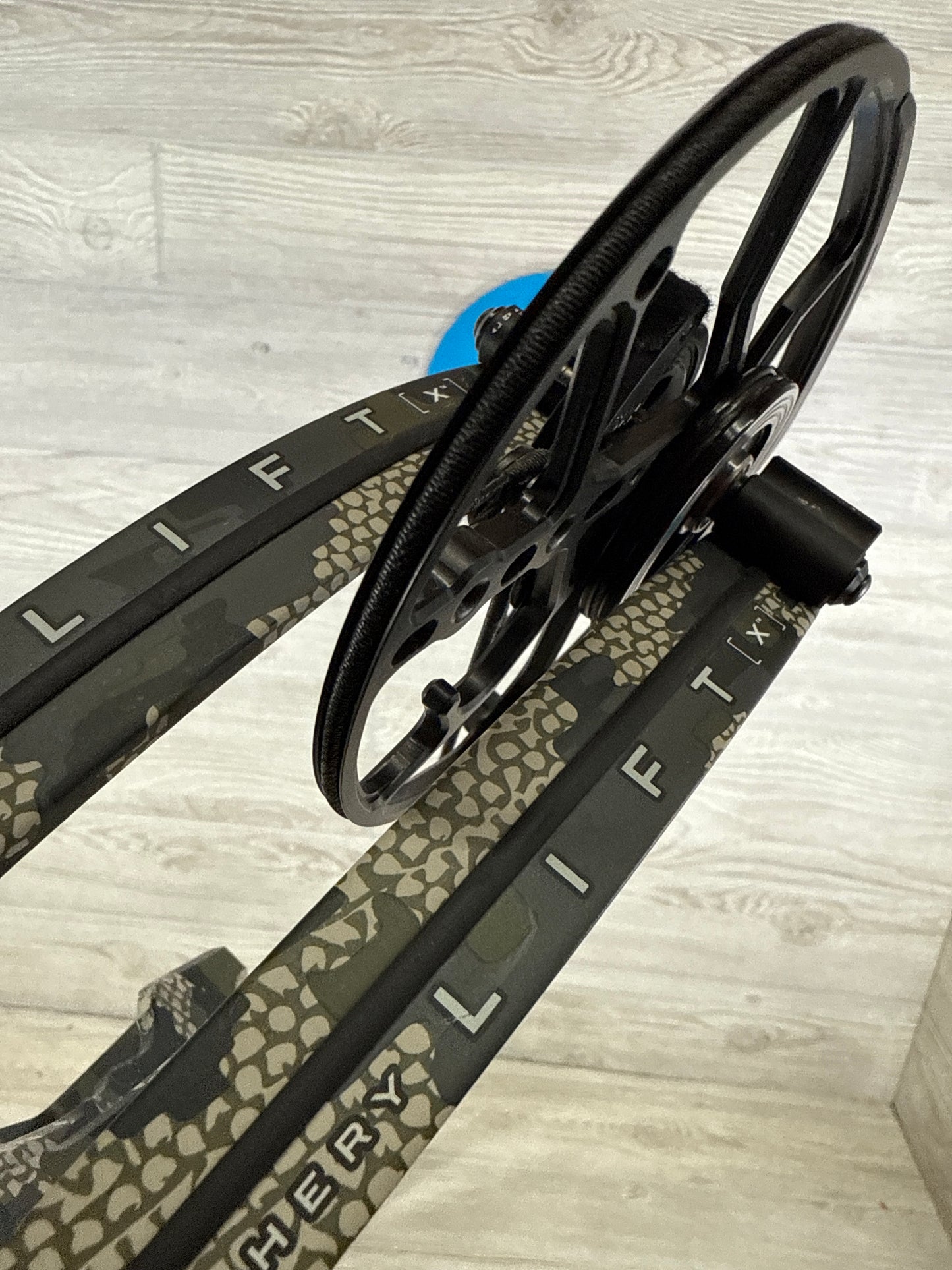 Used Mathews LIFT X 29.5 29" 70# KUIU RH Bow