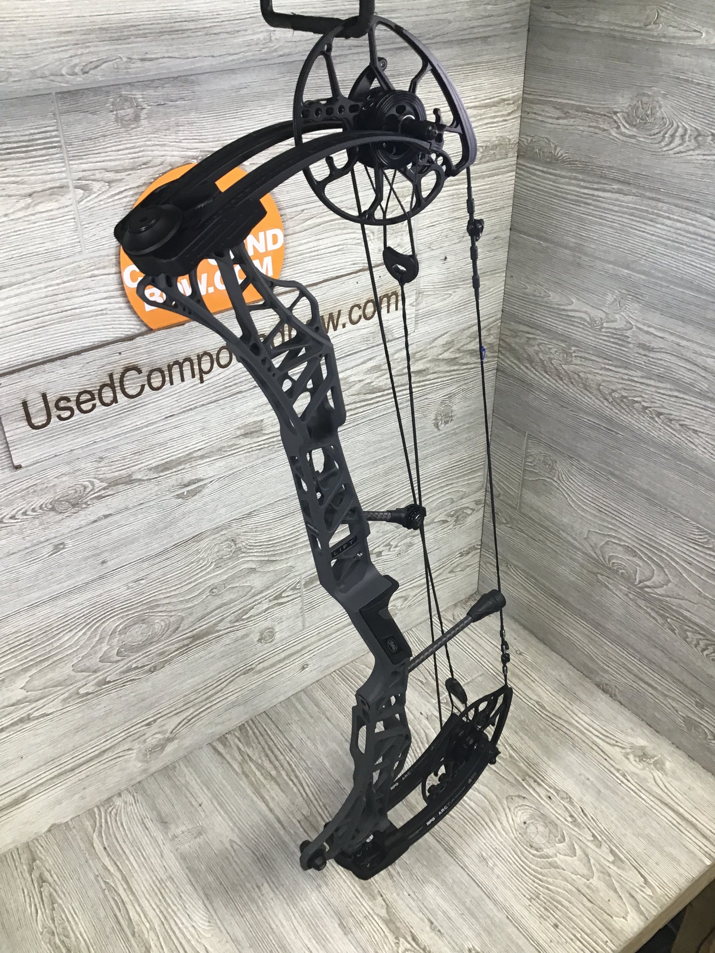 Used Mathews Lift X 29.5 Right Hand Shale Riser/Black Limbs 28/70