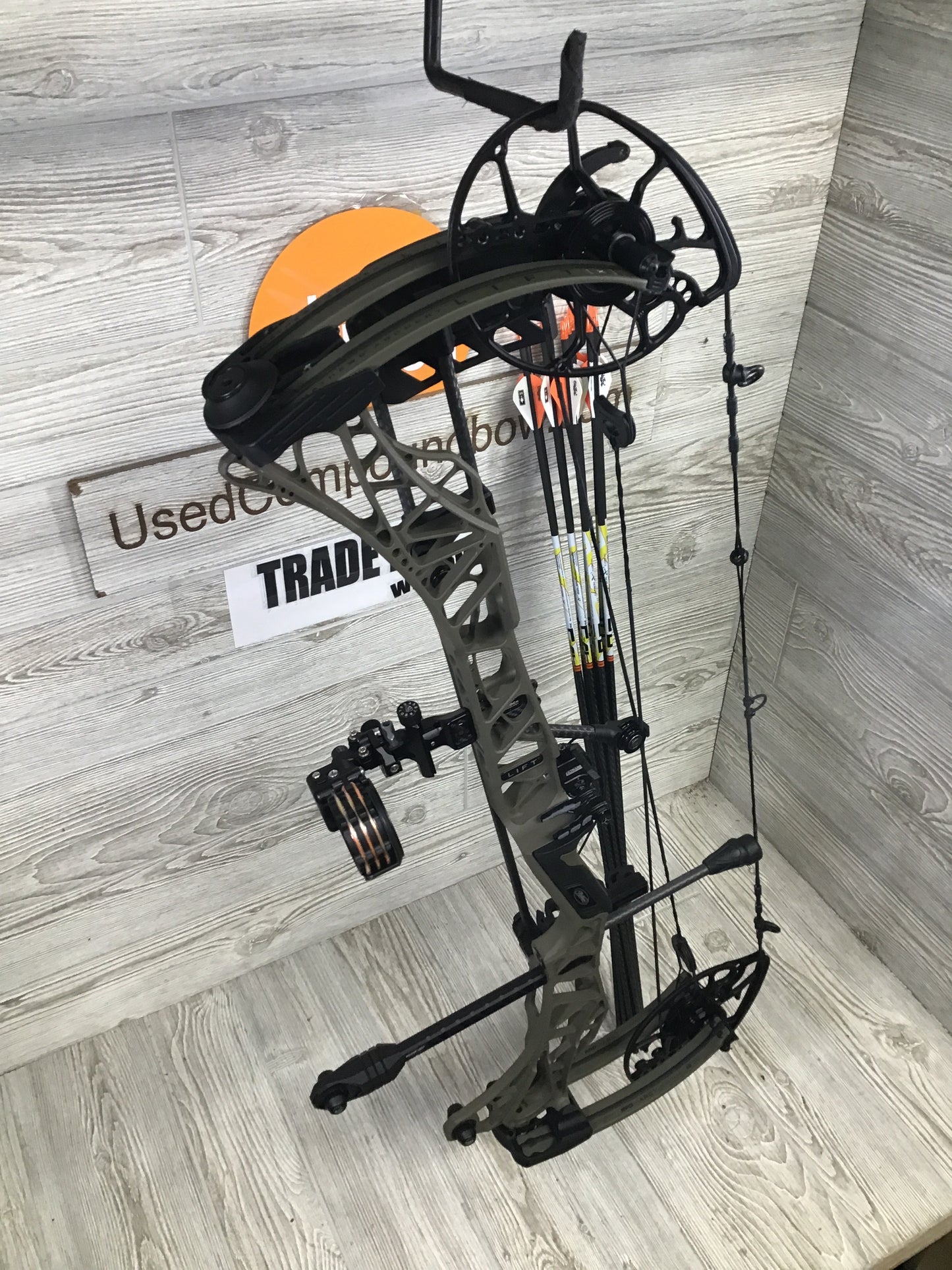 Used Mathews Lift X 29.5 Right Hand Ambush Green 26.5"/70# LOADED Package