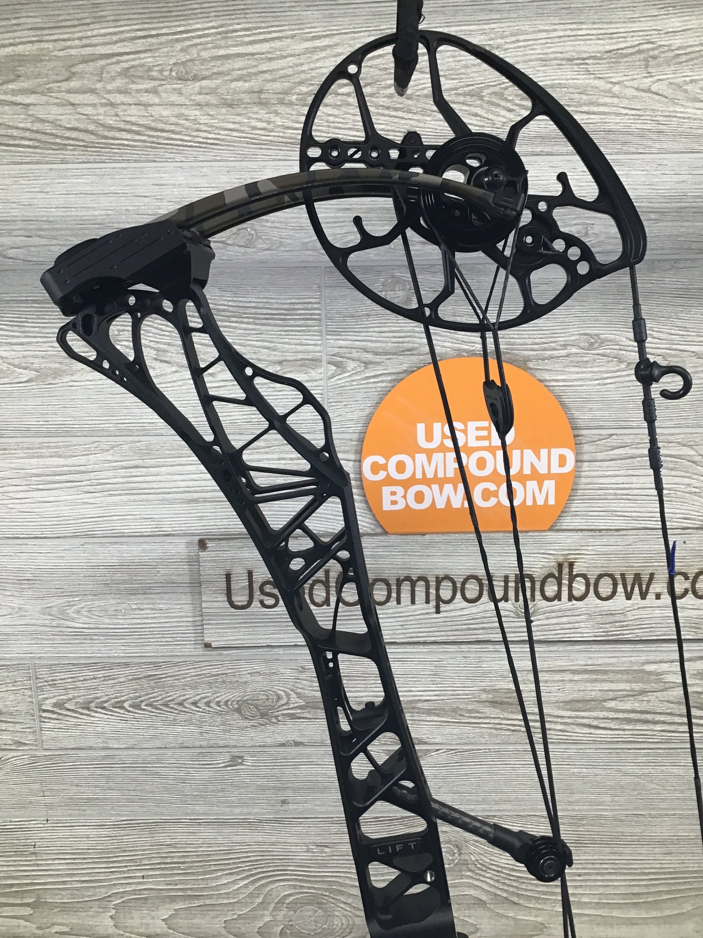 Used Mathews Lift X 29.5 Right Hand Black riser/Bottomlands limbs Bow 30/70