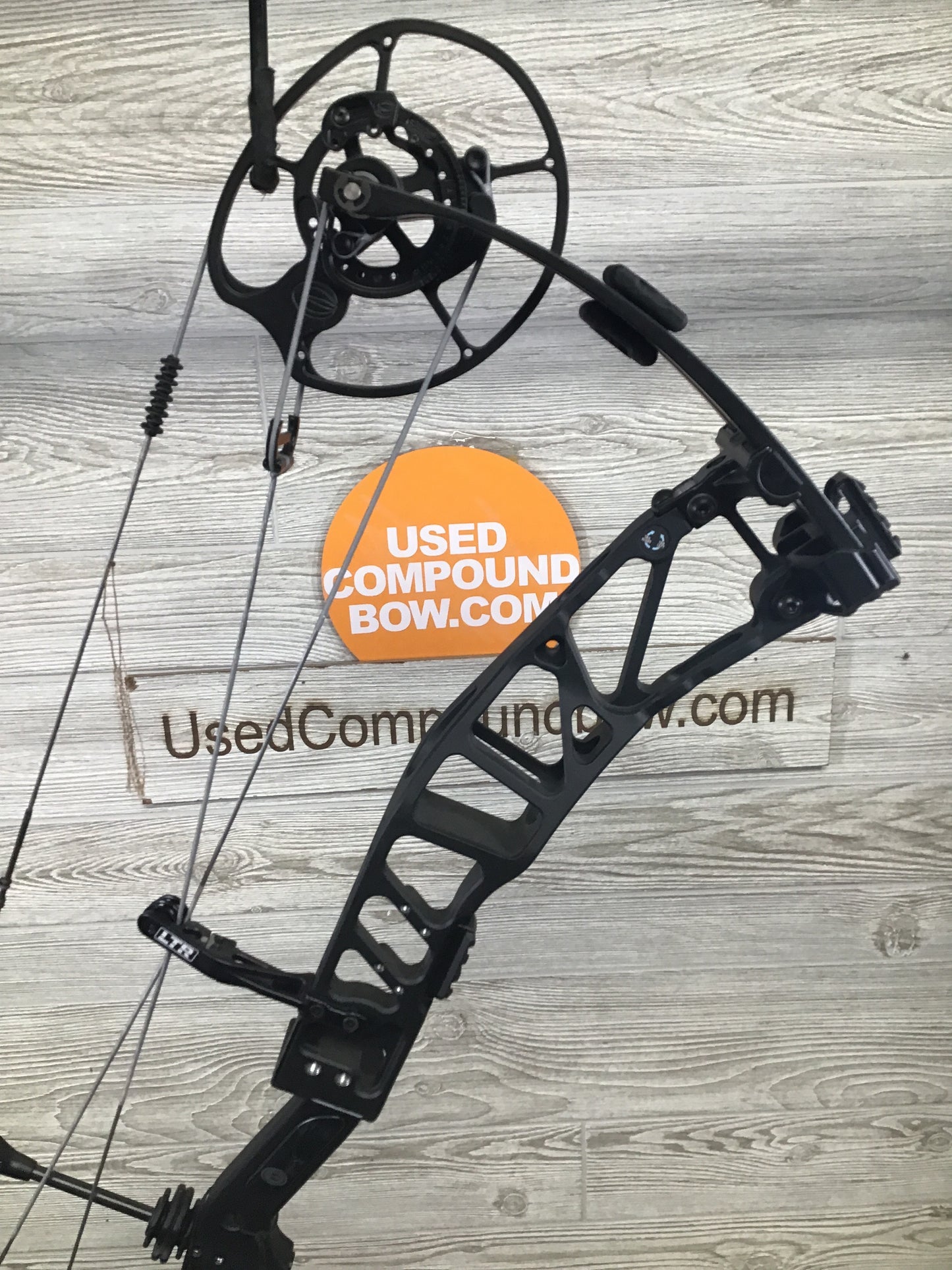 Elite Artus Right Hand Black 50-60# Bow