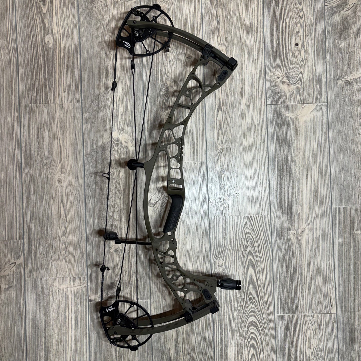 Used Hoyt Alpha AX-2 29 RH Wilderness 60lbs