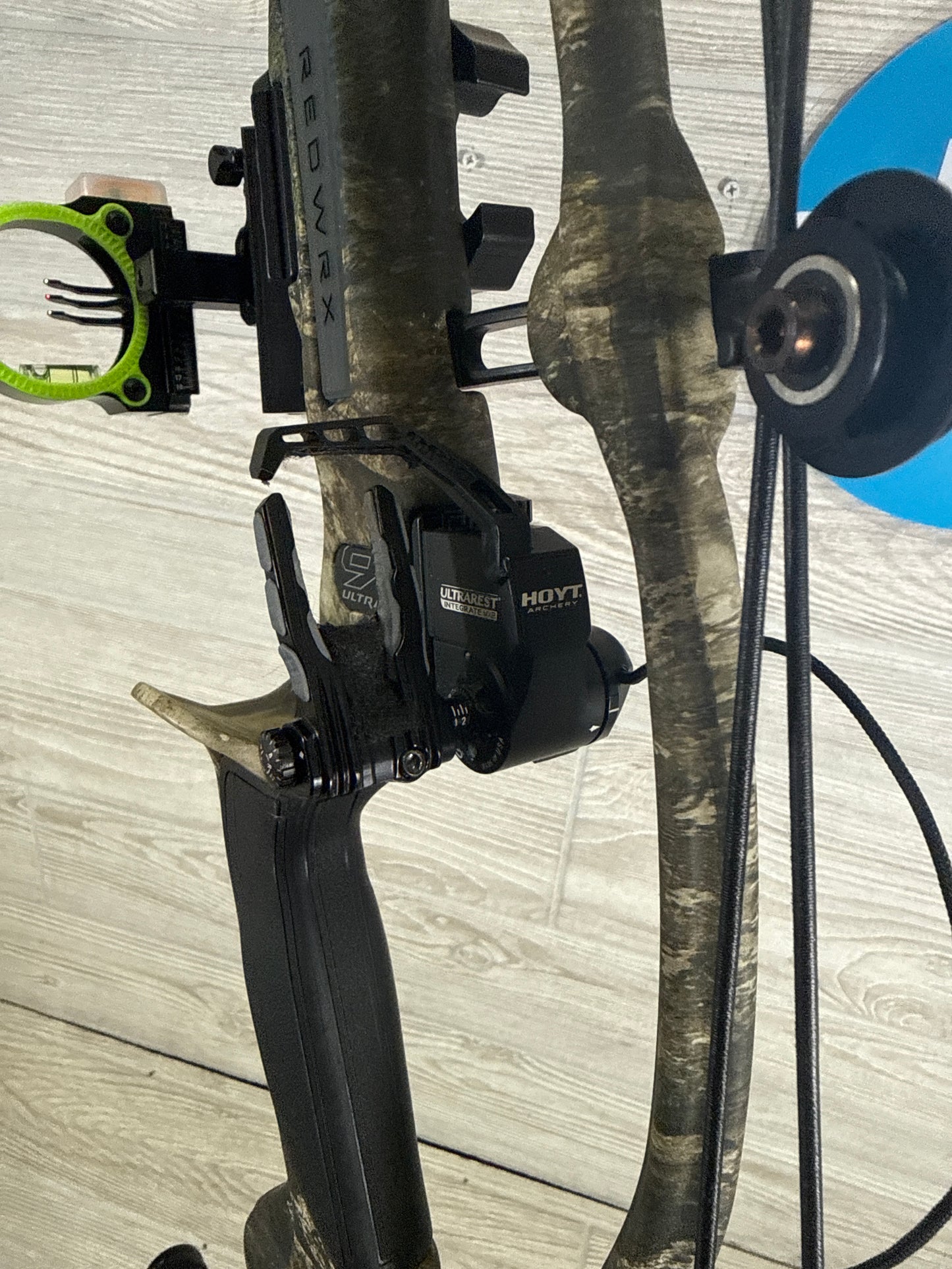 Hoyt RX-9 Ultra-Right Handed 60-70# Realtree APX package