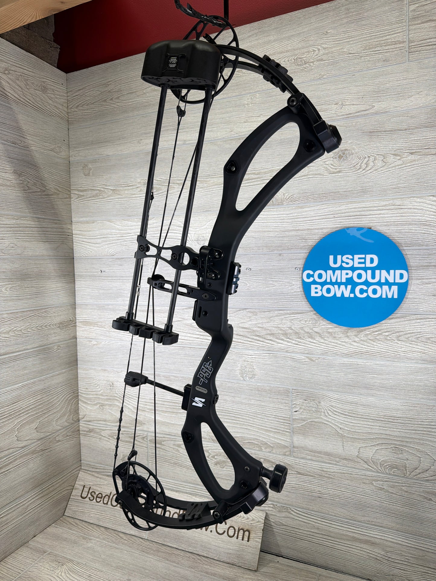 Used PSE Mach 30 DS EC2 29" 70lb Right Hand Black Bow w/ PSE Quiver