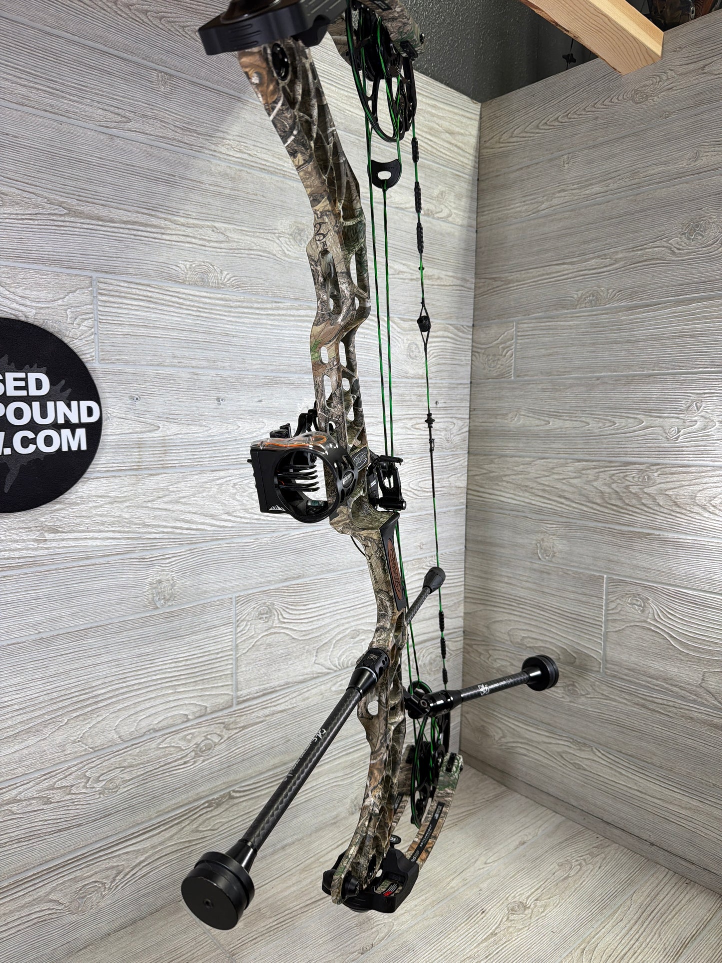 Used Mathews V3 31 30" 70lb RH Realtree Edge PKG