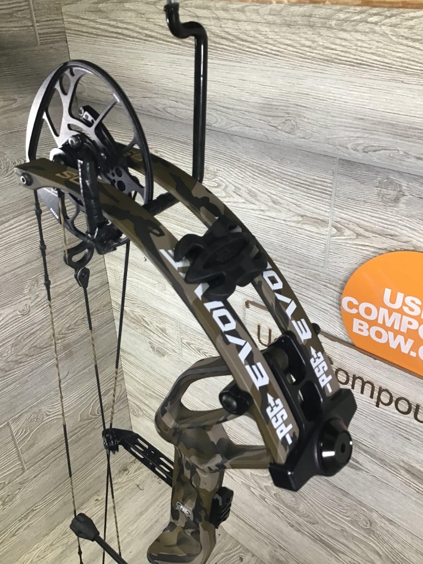 NEW IN BOX W/WARRANTY PSE EVOLVE 30 - Mossy Oak Bottomland - 70 - LH - EC2