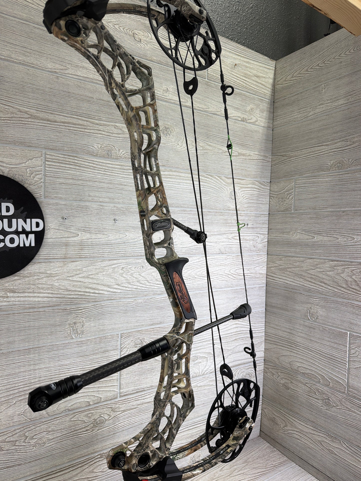 Used Mathews V3X 29 RealTree Edge Right Hand with Black Mathews Flatline 8" stablizer