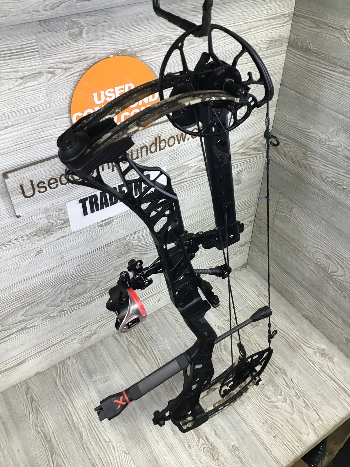 Used Mathews Lift X 29.5 Right Hand 29"/70# Black Riser/First Lite Limb Package