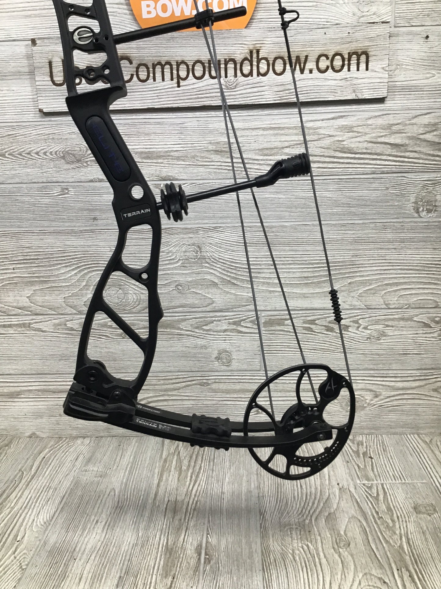 Used Elite Terrain RH Black 25.5-31.5" 55-70# Bow