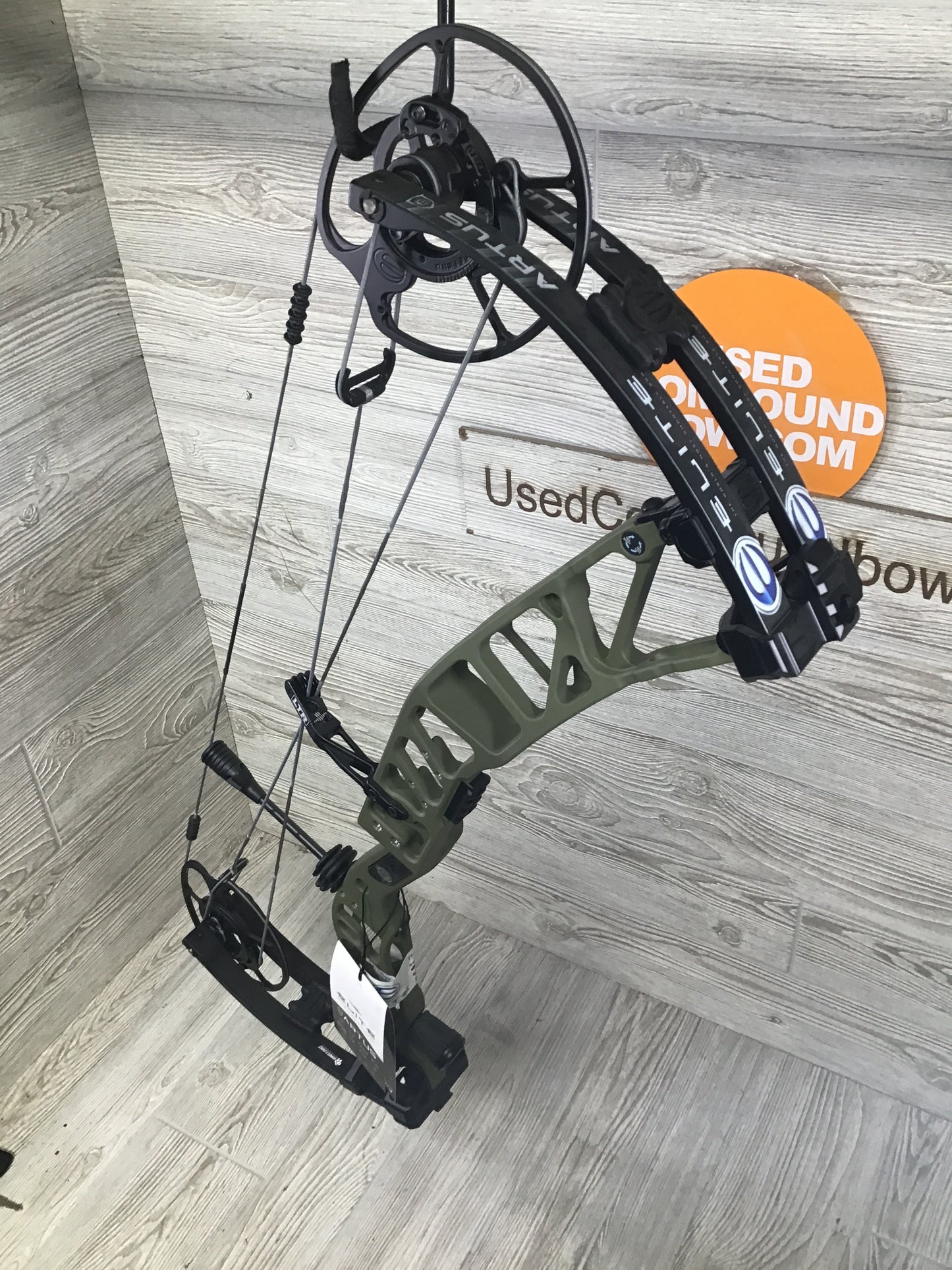 Elite Artus Right Hand Green 50-60# Bow
