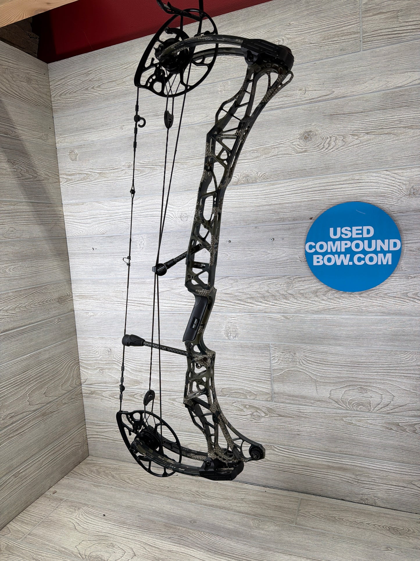 Used Mathews LIFT X 29.5 29" 70lb KUIU RH Bow