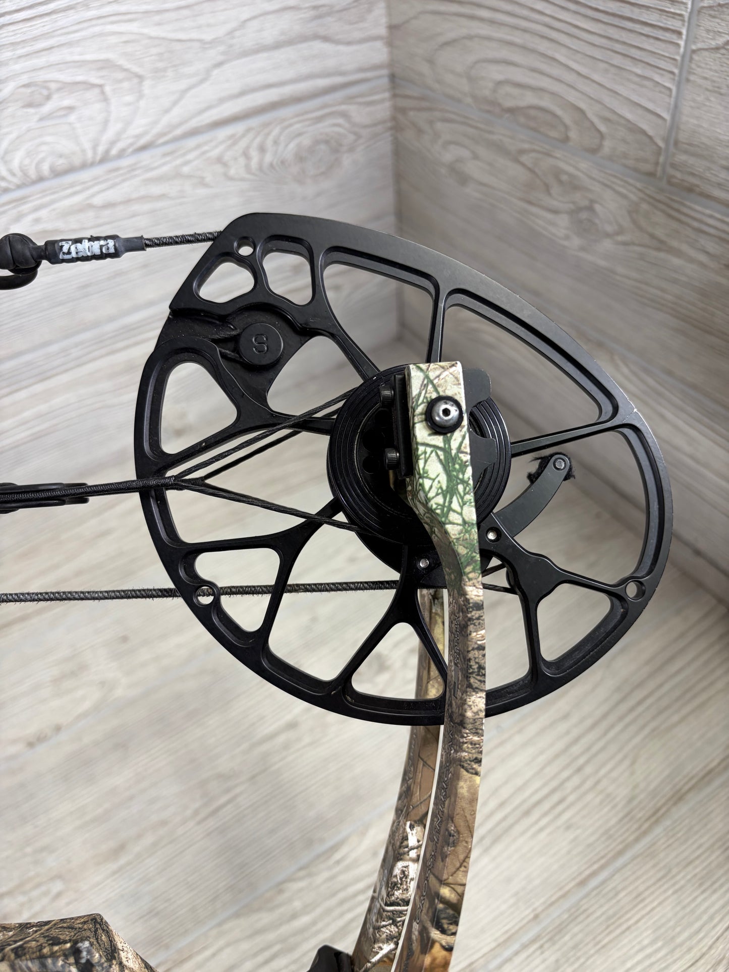 Used Mathews Traverse Right Handed 60-70lb 30" Realtree Camo