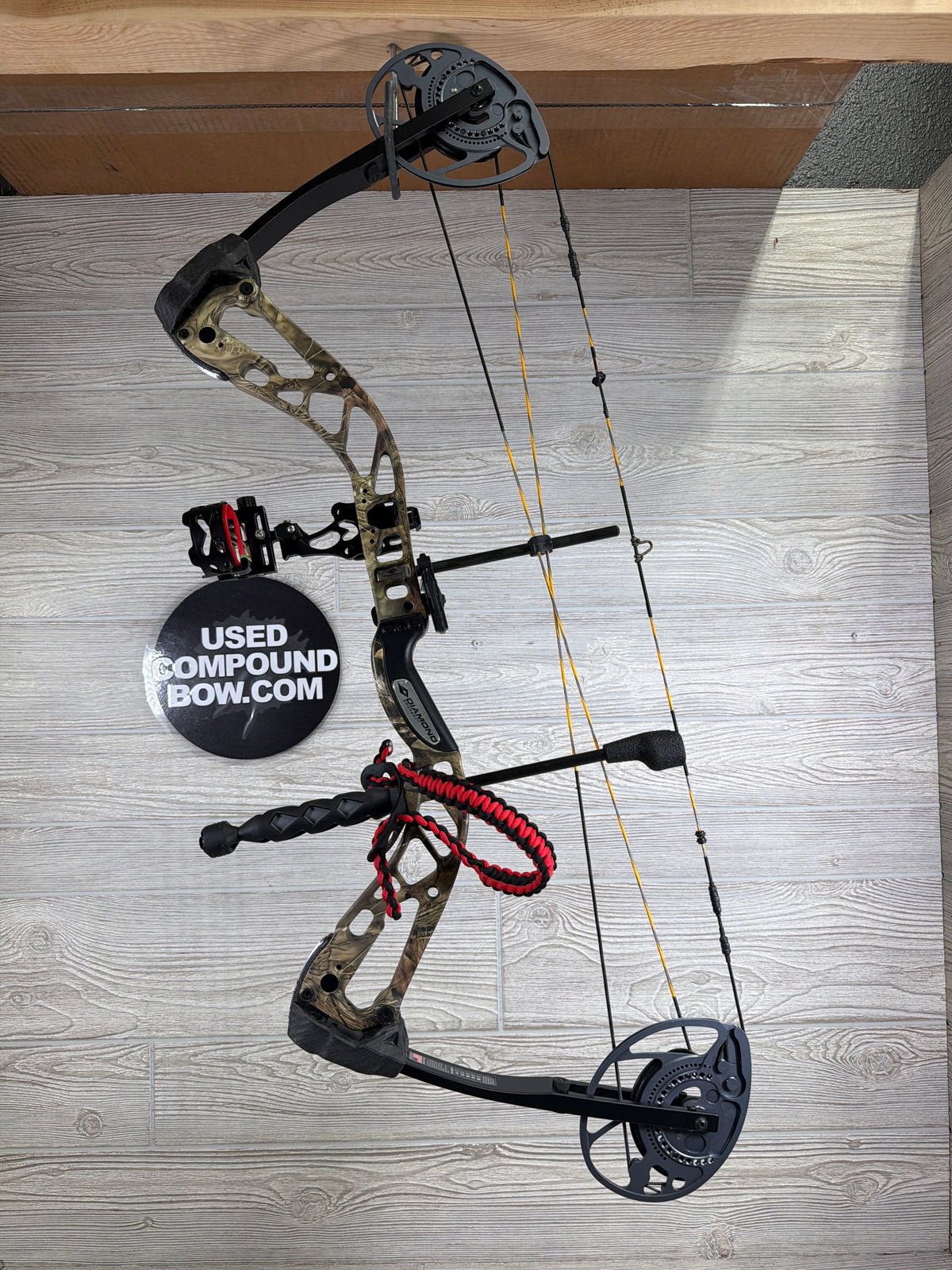 Used Diamond Edge 320 29" 70lb Camo Right Hand Bow Pkg