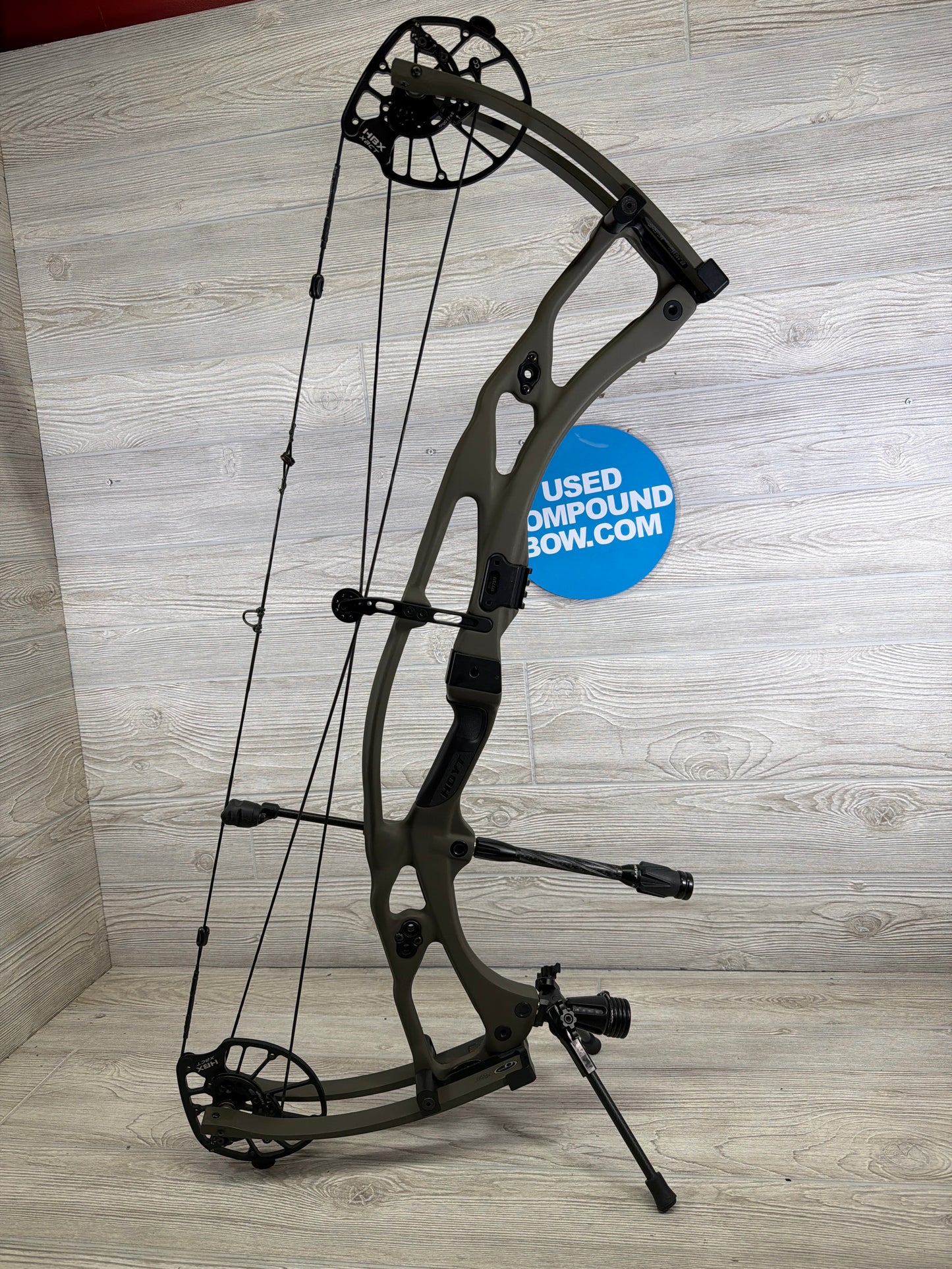Used Hoyt Carbon RX-8 Ultra Right Hand 30" 70lb Wilderness Bow