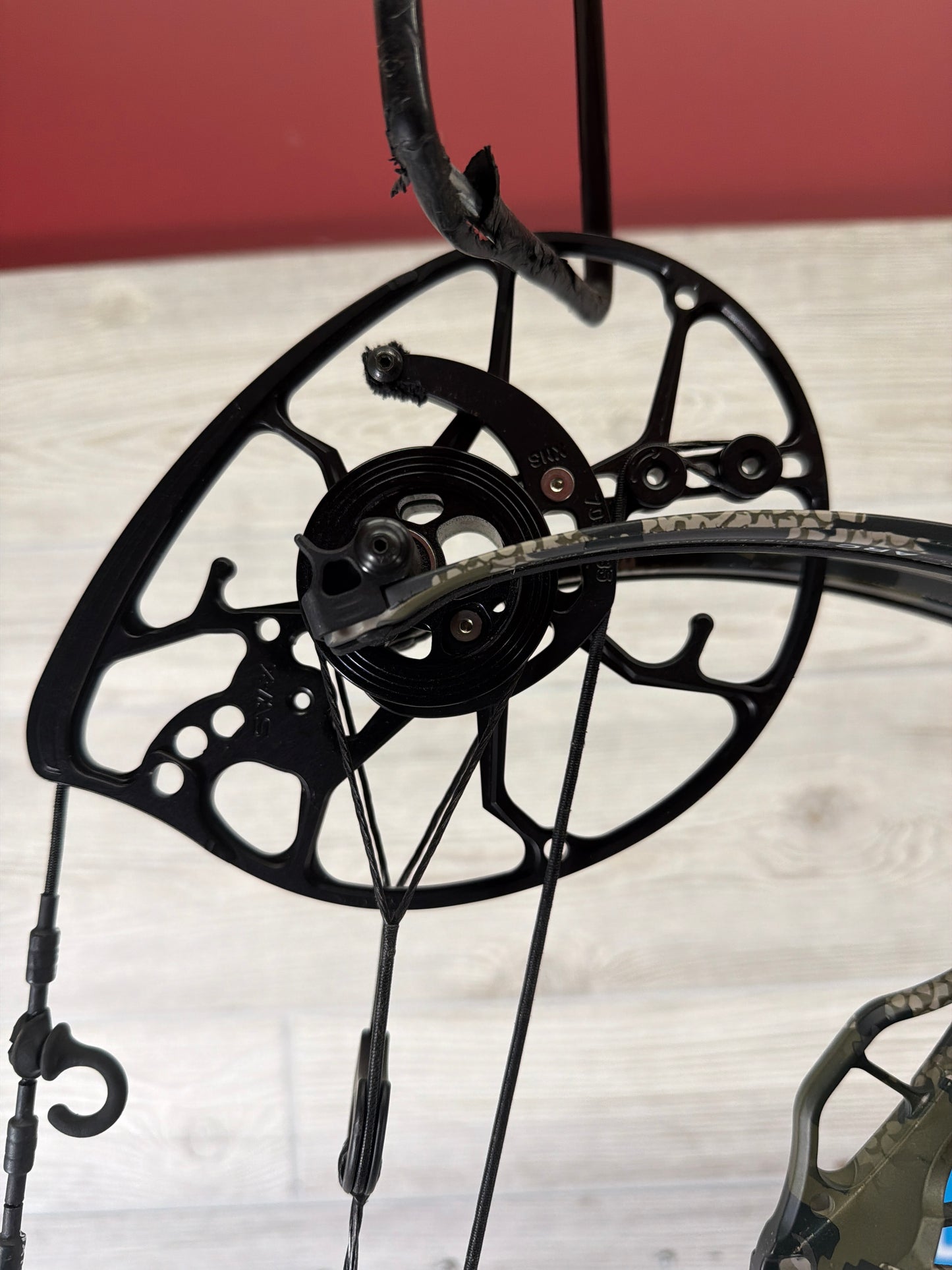 Used Mathews LIFT X 29.5 29" 70lb KUIU RH Bow