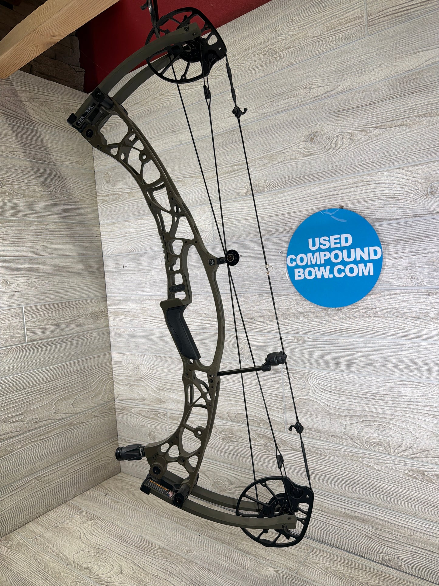 Hoyt AX-32 29" 70lb Right Hand Wilderness Bow