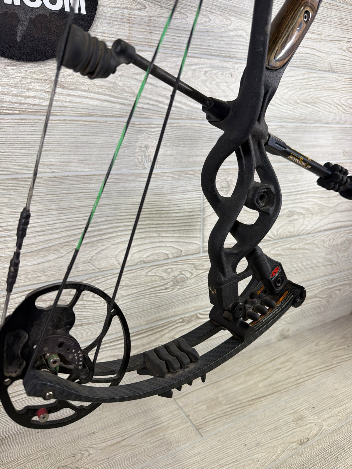 Used Hoyt Carbon Defiant #3 cam 29" 70lb Right Black Bow PKG