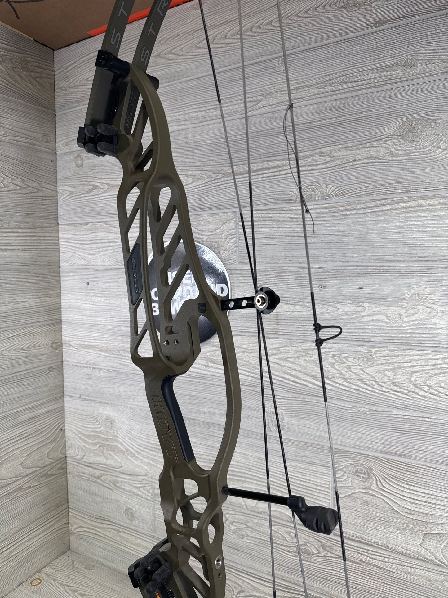 Used Hoyt Stratos 36 Right Handed Wilderness HBT 2 cam 24.5"-31"