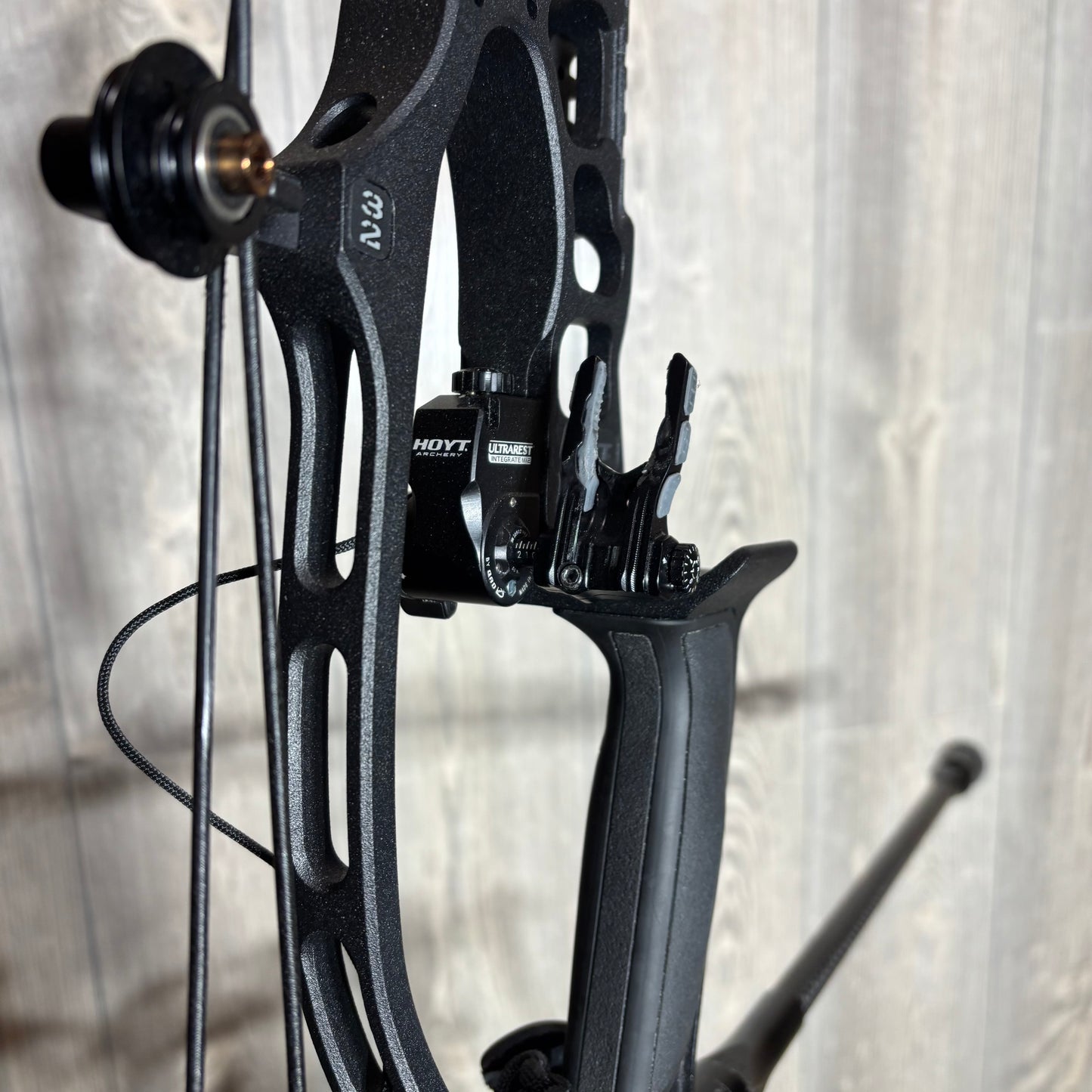 Used Hoyt Alpha AX-2 32 LH 50lb Black with Accessories + Gas String Set
