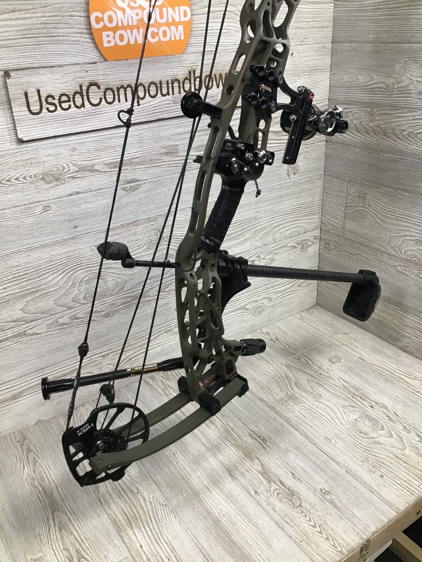 Used Hoyt ALPHA AX-3 33 Right Handed Wilderness 60-70# LOADED