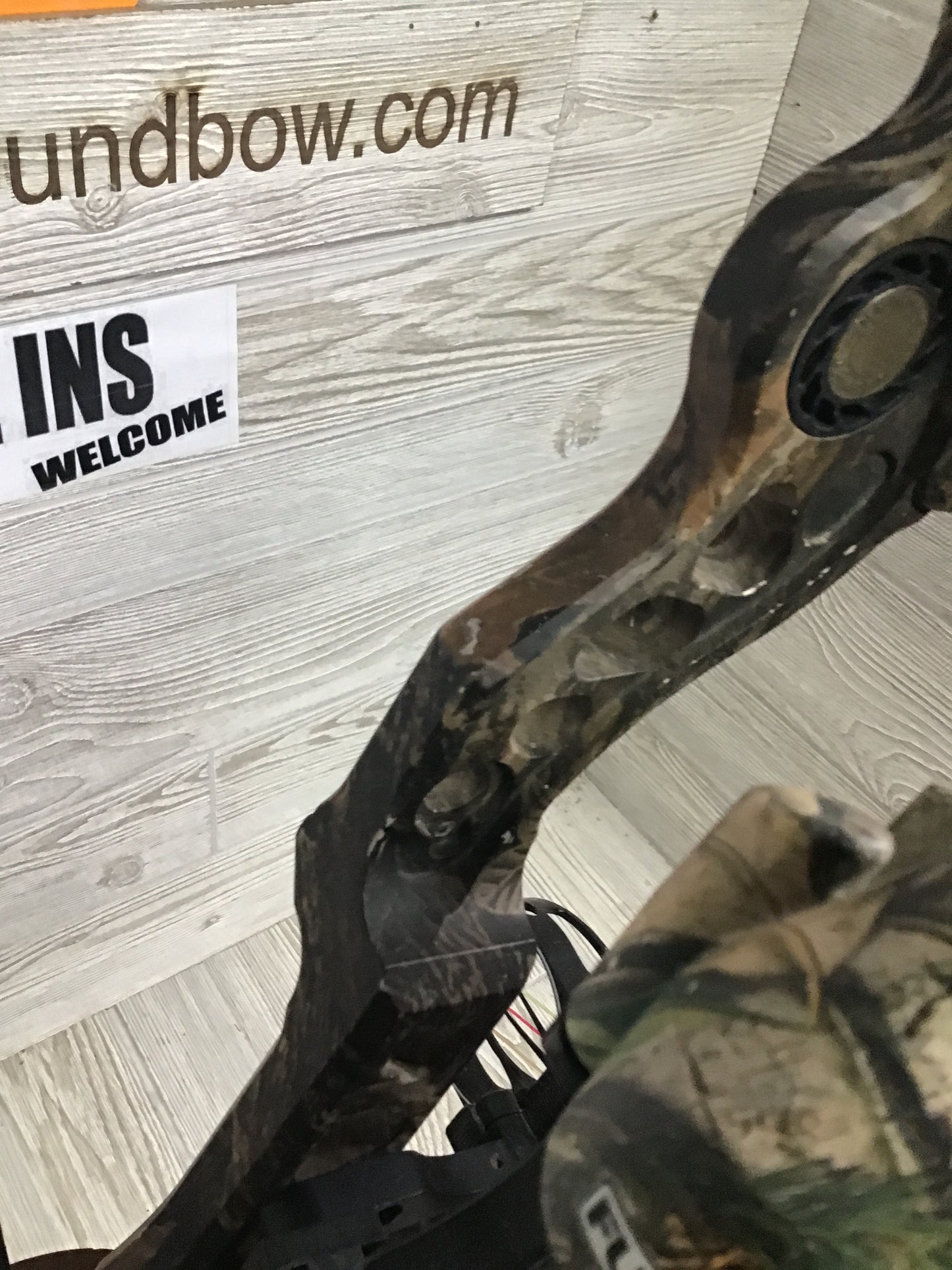 Used Mathews Q2 XL 28" 60lb Right Handed Bow PKG