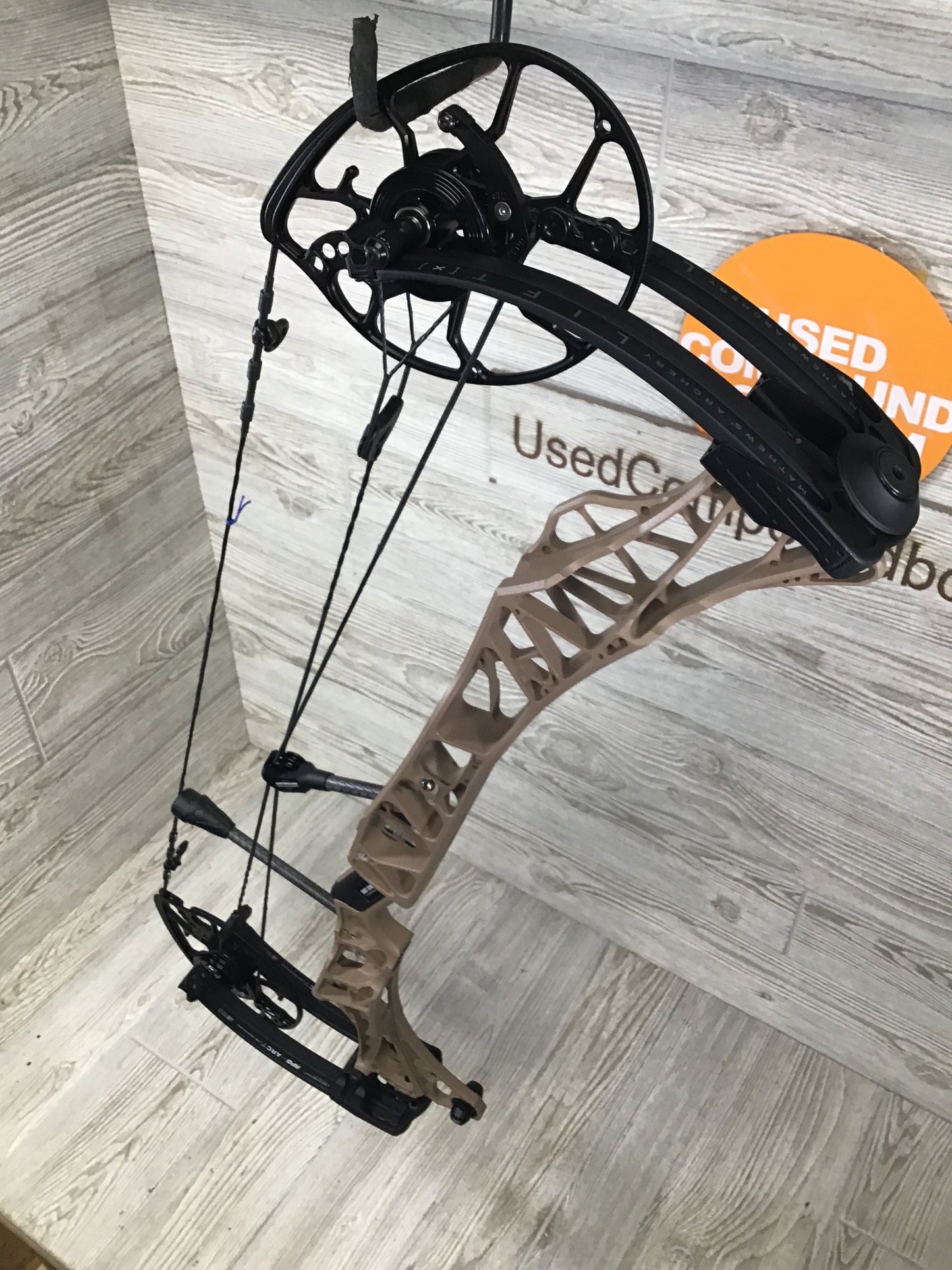 Used Mathews Lift X 29.5 Right Hand Earth Riser/Black Limbs Bow 27.5/60