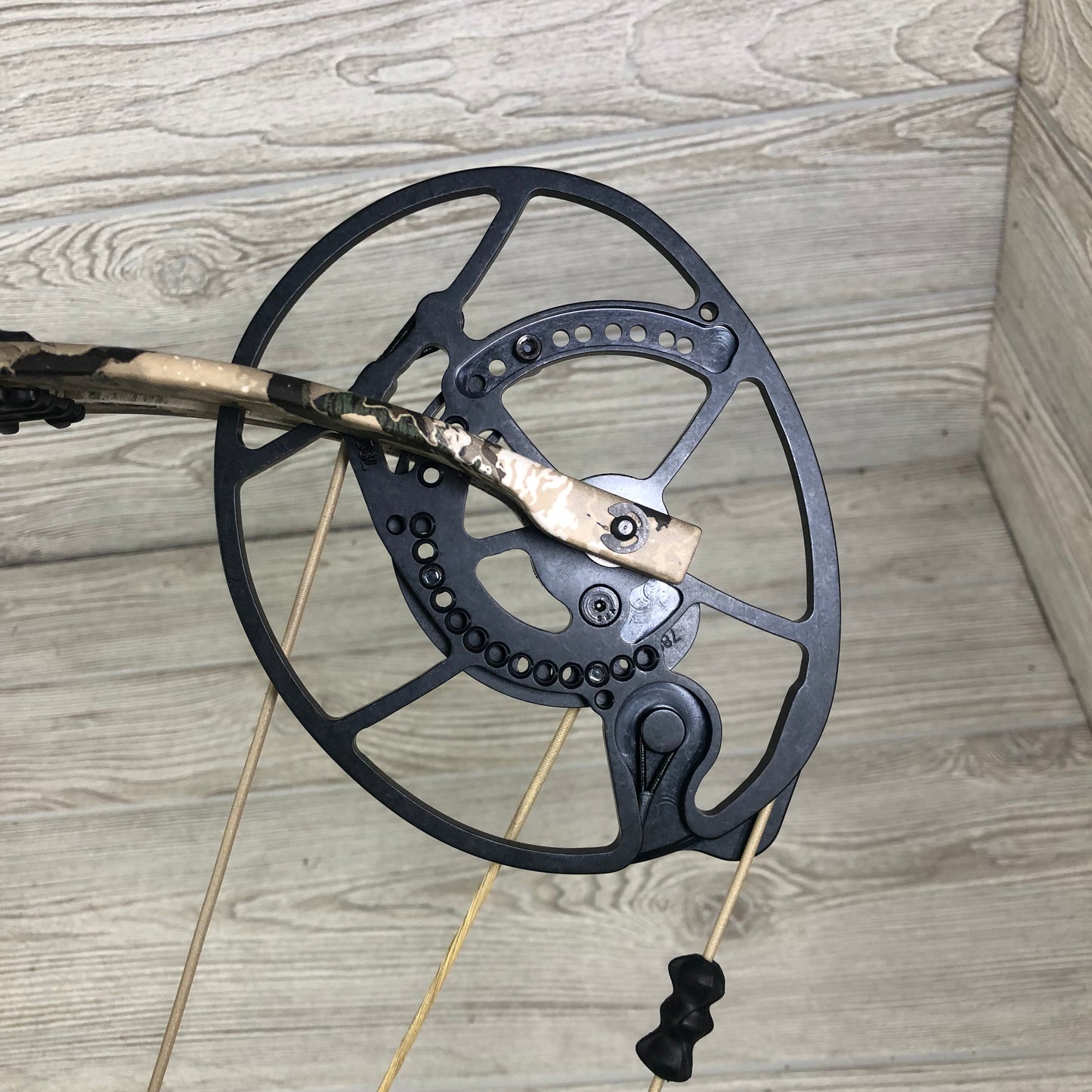 Bear Whitetail Maxx #70 Right hand black riser, camo limbs