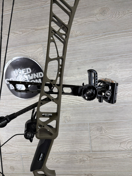 Used Mathews LIFT 33 28" 70lb Ambush RH Bow pkg