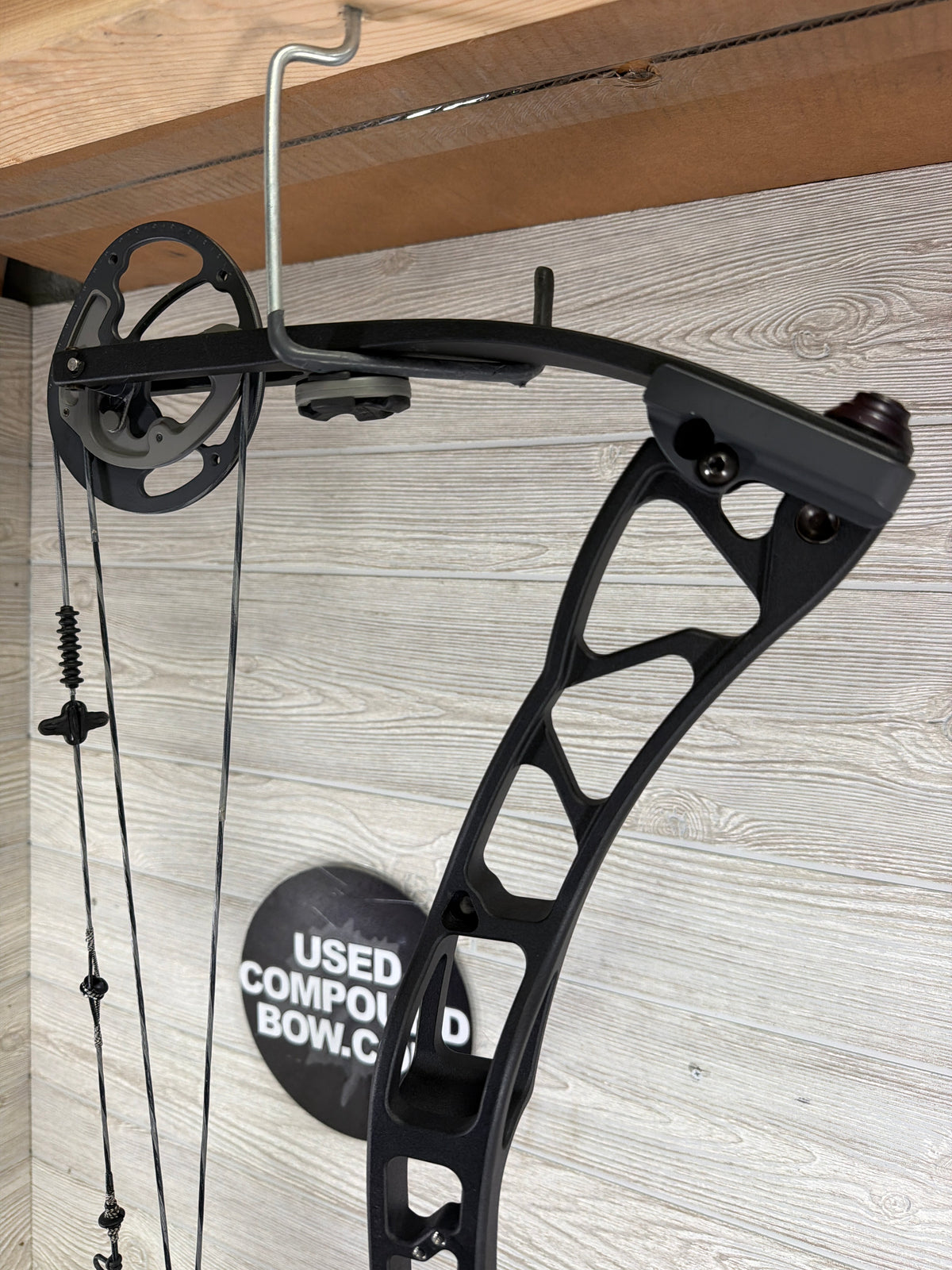 Elite Synergy Right Handed 28" 70# Black